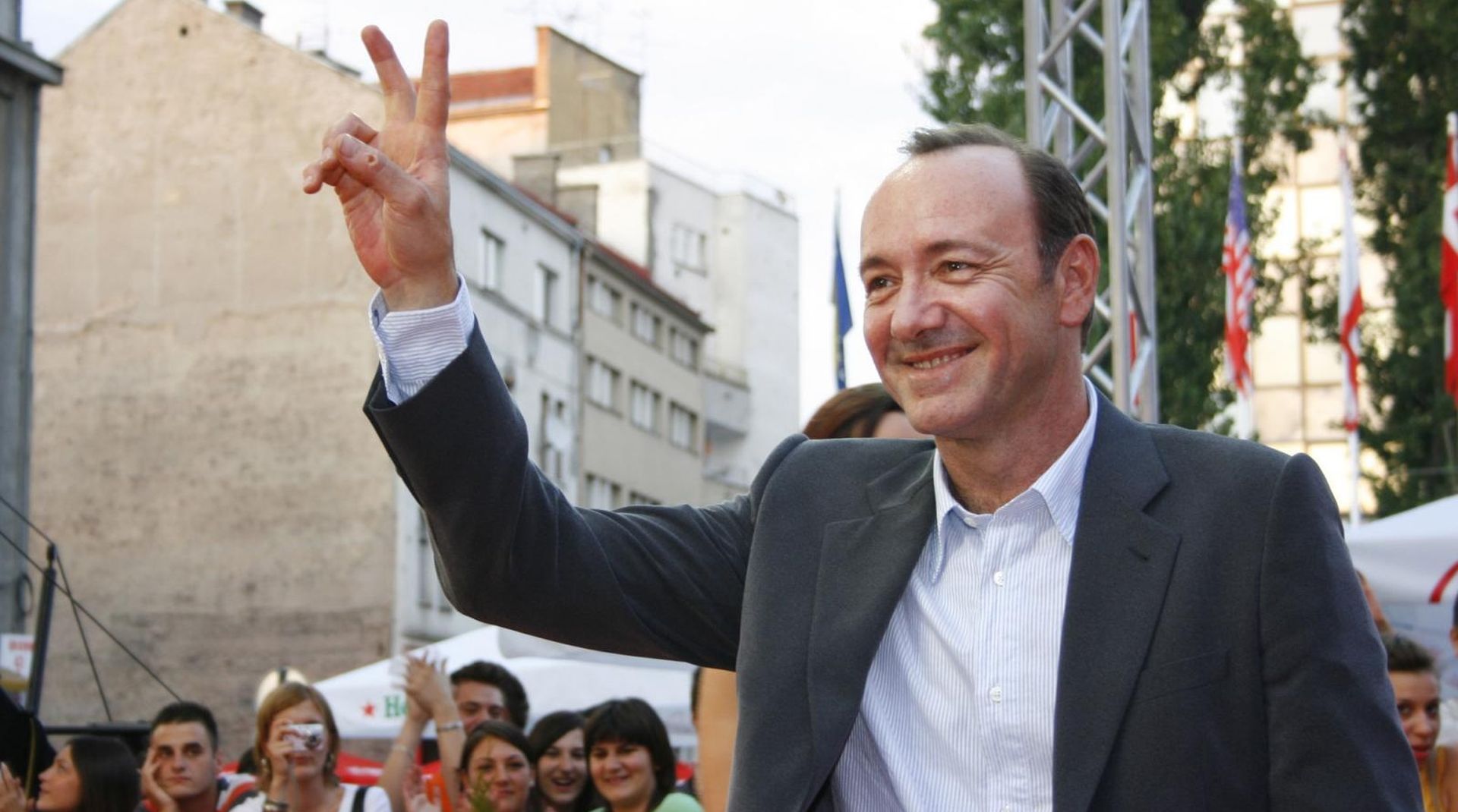 23. 08. 2008., SARAJEVO, BIH - NA XIV. SFF, CRVENI TEPIH ISPRED NARODNOG POZORISTA. VAL ODUSEVLJENJA IZAZVAO JE SLAVNI AMERICKI GLUMAC KEVIN SPACEY, KOJI SE POKAZAO I KAO ODLICAN SHOWMAN. OBISAO JE OKUPLJENE FANOVE, SA SVIMA SE RUKOVAO I NAPRAVIO ZAJEDNICKE FOTOGRAFIJE  ZA USPOMENU.
PHOTO: Almir Panjeta/Pixsell