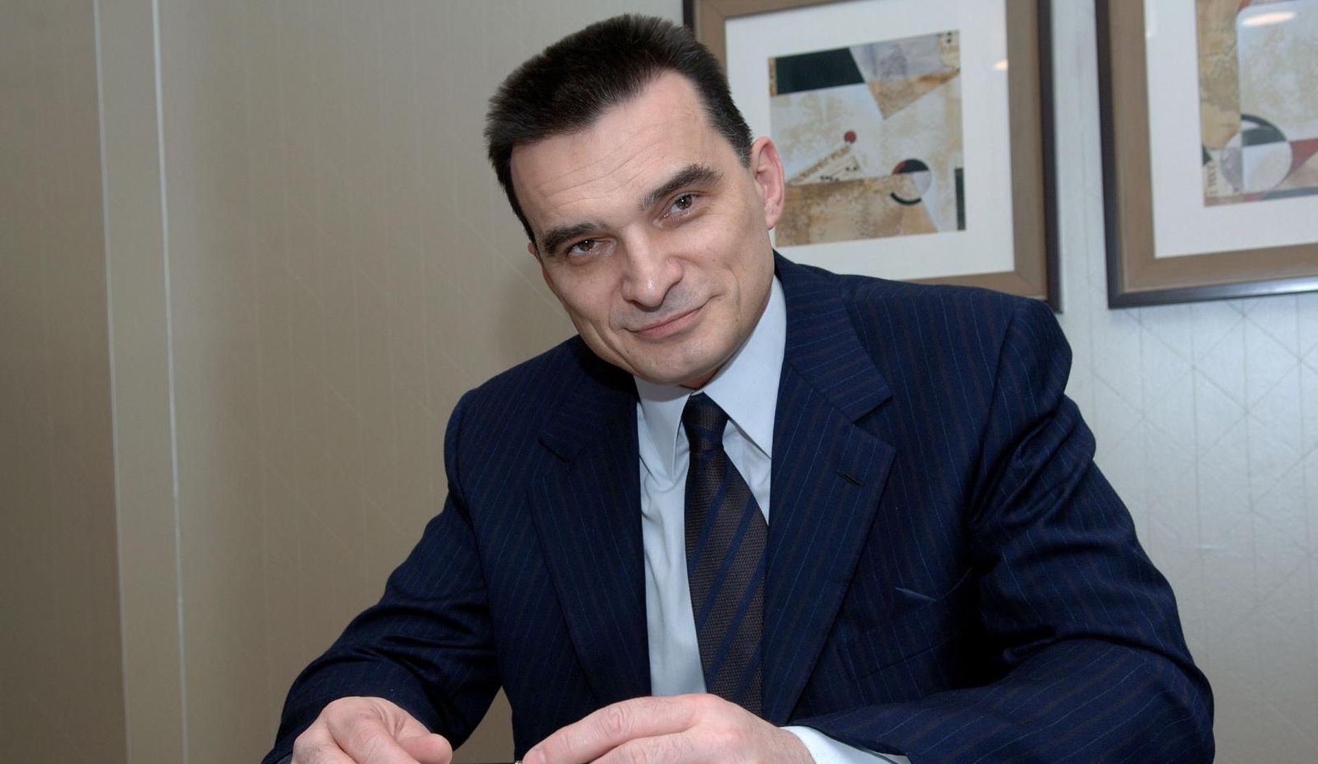 21. 11. 2007., Bec, Austrija - Vladimir Zagorec. 26. rujna 2008. godine oko 20.30 sati, dok je izlazio sa svojim sinom, 20-ak austrijskih specijalaca je uhitilo umirovljenog generala hrvatske vojske i bivseg pomocnika minstra obrane Vladimira Zagorca. Zagorec vec nekoliko godina zivi u Austriji i odbija izrucenje Hrvatskoj gdje ga ocekuje sudjenje u aferi dragulji, odnosno zbog zloporabe ovlasti i pronevjere pet milijuna dolara. Uhicenjem Vladimira Zagorca u Austriji poceo je proces izrucenja Hrvatskoj. Umirovljeni general je sada u nadleznosti Interpola. Zagorec u centar paznje javnosti dolazi 2004., kada je otet njegov tada 17-godisnji sin. Otmicari su ga pustili nakon sto im je placena otkupnina, a u policijskoj istrazi uspostavilo se da je organizator otmice bio Zagorcev bivsi prijatelj Hrvoje Petrac koji je zbog organiziranja otmice osudjen na sest godina zatvora. 
Photo: Marko Lukunic/Vecernji list