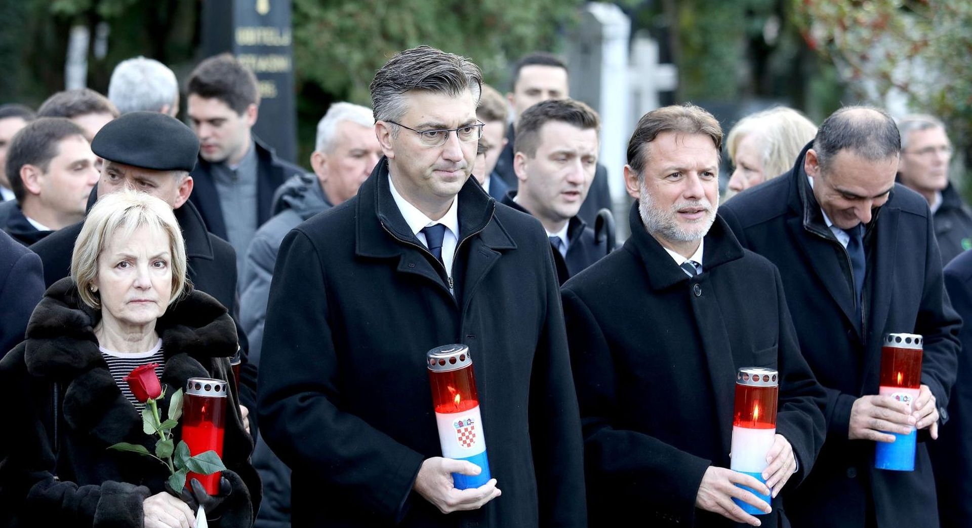 Zagreb: HDZ pložio vijenac na grob predsjednika Tuđmana 10.12.2018., Zagreb Izaslanstvo Hrvatske demokratske zajednice, predvodjeno predsjednikom stranke Plenkovicem, polozilo je vijenac i zapaliilo svijece na grobu prvog hrvatskog predsjednika dr. Franje Tudjmana na groblju Mirogoj povodom 19. godisnjice njegove smrti. 

Photo: Patrik Macek/PIXSELL