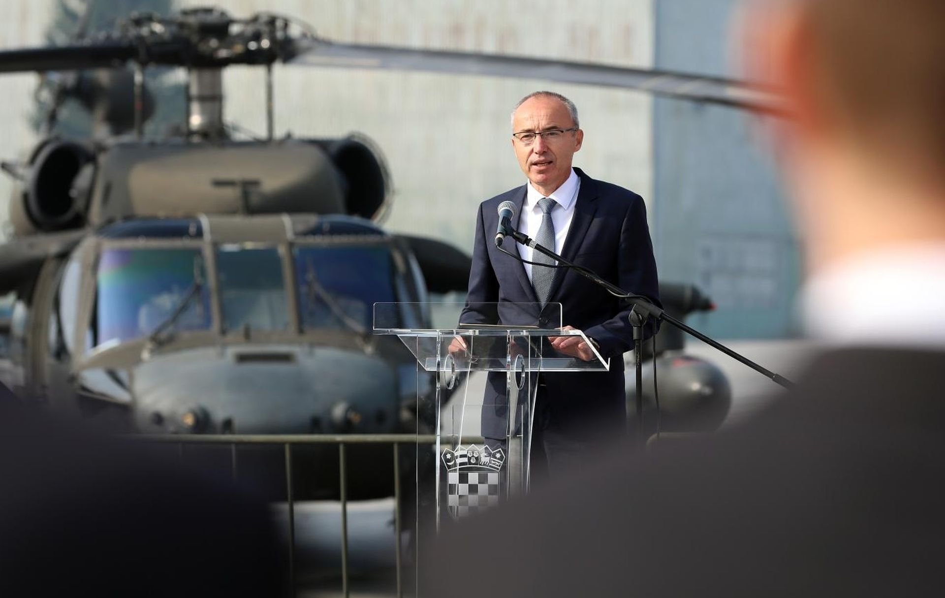 Zagreb: Predstavljeni helikopteri Black Hawk UH-60M 12.10.2018., Zagreb - U vojarni Pukovnik Marko Zivkovic na Plesu predstavljeni su visenamjenski helikopteri tipa Black Hawk UH-60 M koje je Republici Hrvatskoj darovala Vlada Sjedinjenih Americkih Drzava. Potpredsjednik Vlade i ministar obrane Republike Hrvatske Damir Krsticevic. 

Photo: Jurica Galoic/PIXSELL