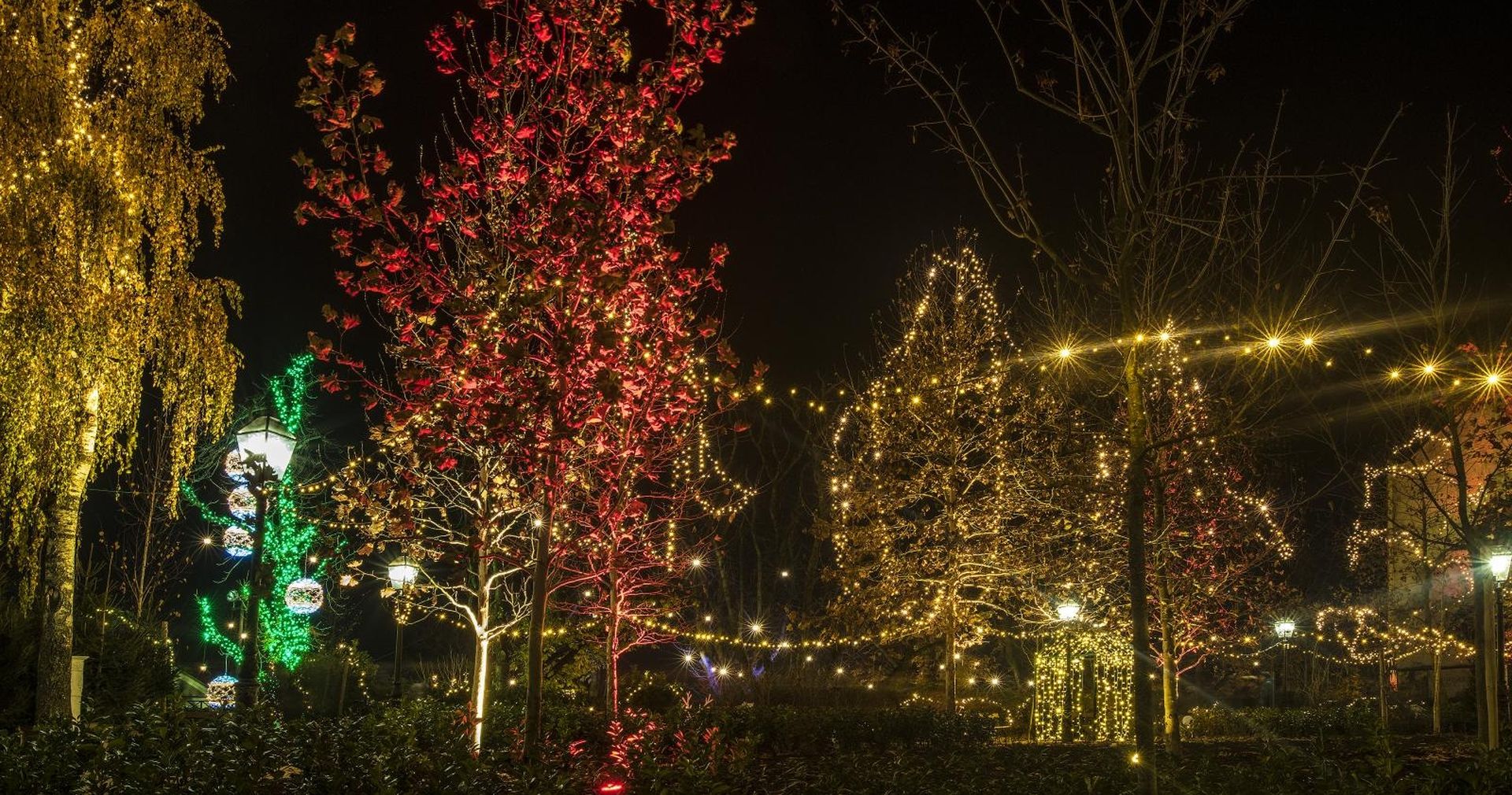 07.12.2018., Zagreb - Romantican advent na Gornjem gradu ove godine donosi novost, atraktivnu svjetlosnu instalaciju 100 fenjera na Strossu koji se svake veceri oko 18 sati rucno pale. 

Photo: Sandra Simunovic/PIXSELL