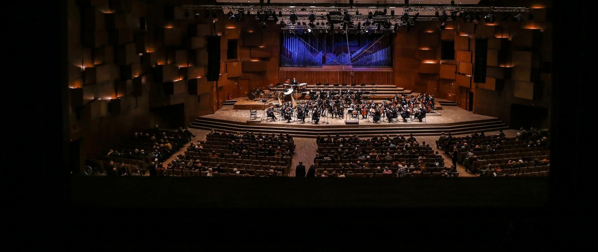 Zagreb: Plavi ciklus Zagrebačke filharmonije pod ravnanjem Hansa Grafa 14.12.2018., Zagreb - HANS GRAF, dirigent ZIYU HE, violina Ludwig van Beethoven: Koncert za violinu i orkestar u D-duru, op.61 Egon Wellesz: Prosperova caranja, op.53, pet simfonijskih stavaka prema Shakespearovoj Oluji Johann Strauss ml.: Carski valcer, op. 437 . Photo: Igor Soban/PIXSELL