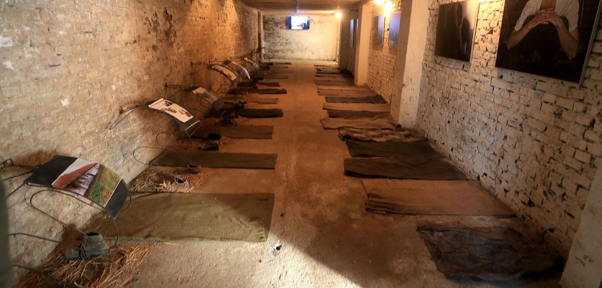 16.01.2016., Vukovar - Posljednjeg dana radnog posjeta  Vukovarsko-srijemskoj zupaniji predsjednica RH Kolinda Grabar-Kitarovic obisla je Javnu ustanovu 'Memorijalni centar Domovinskog rata Vukovar'. 
Replika prostorija Stajicevo i Begejci u kojem su bili zatvarani hrvatski branitelji. 
Photo: Davor Javorovic/PIXSELL