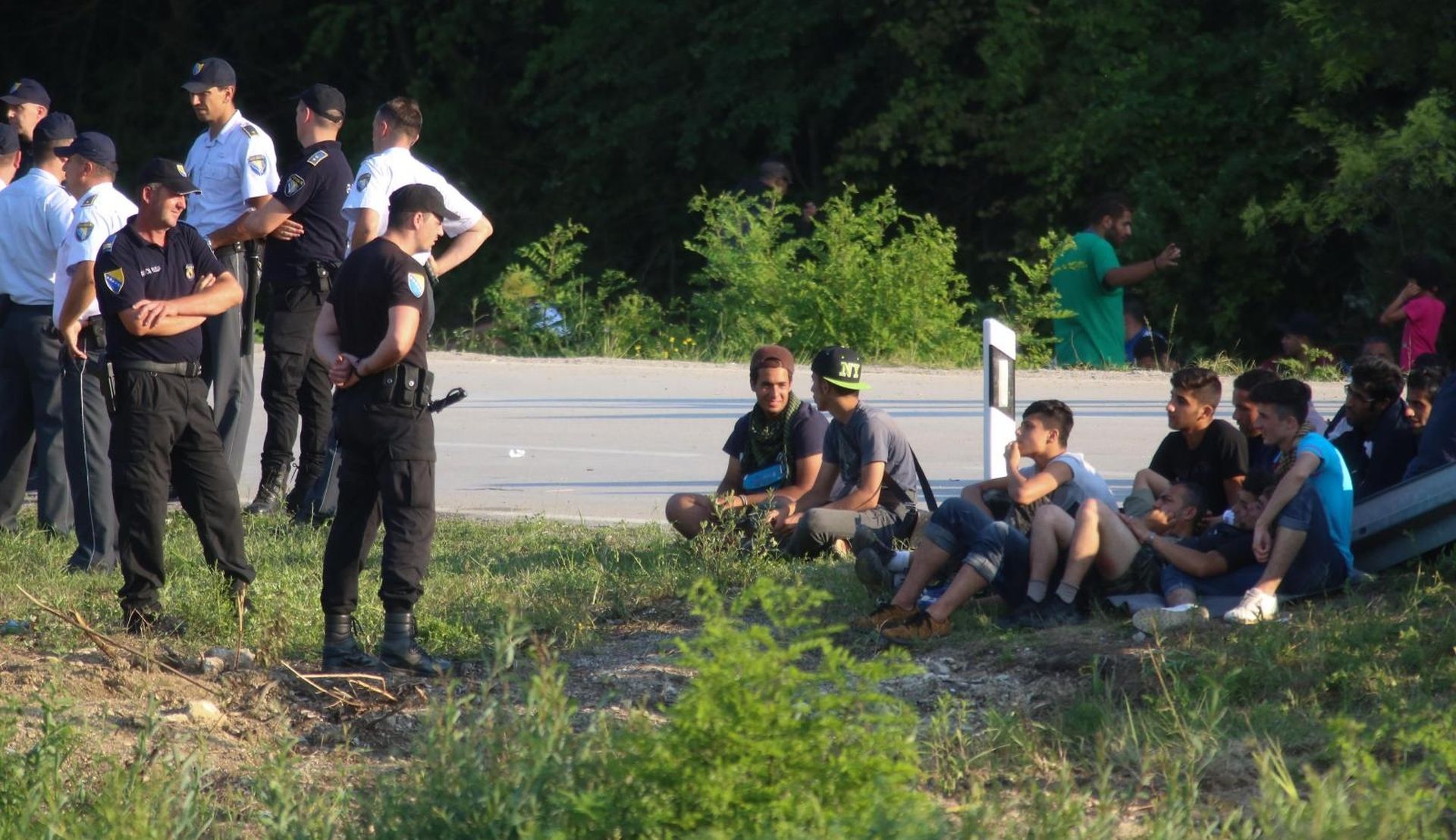18.06.2018.,  Velika Kladusa - Migranti cekaju na granicnom prijelazu Velika Kladusa - Maljevac gdje su stigli iz Velike Kladuse u BiH jer ih hrvatska policija ne pusta preko granice.
Photo: Matija Habljak/PIXSELL