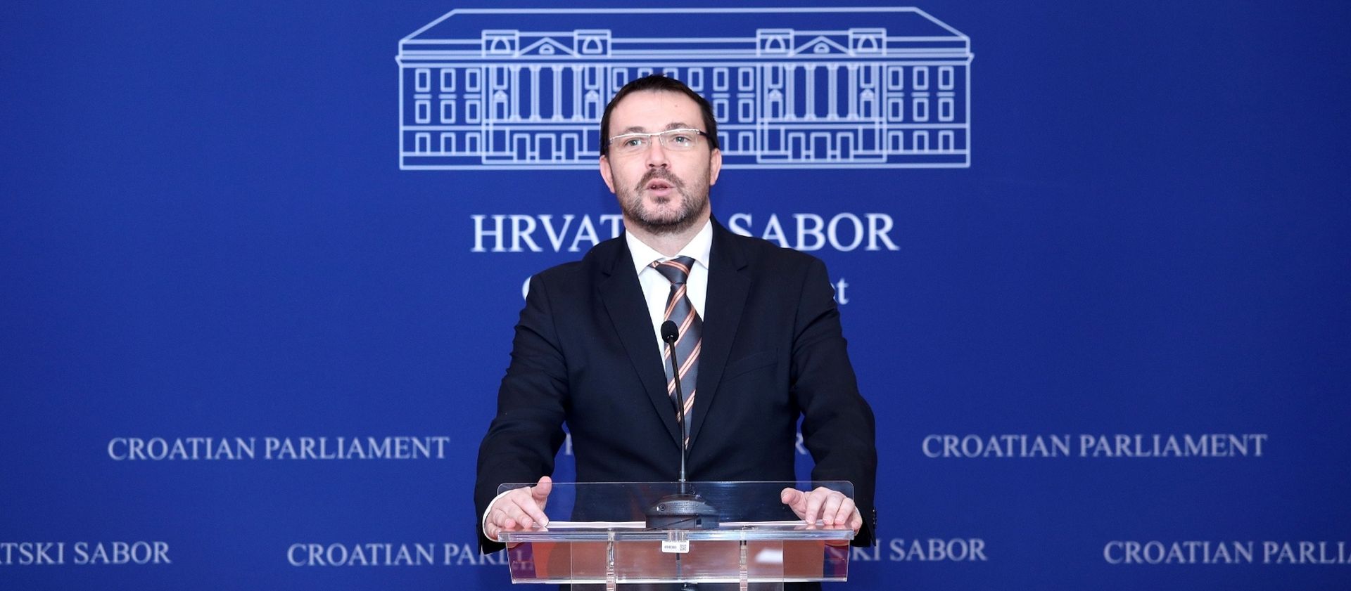 Zagreb: Bauk o prijevozu u linijskom i povremenom obalnom pomorskom prometu 18.12.2018., Zagreb- Zastupnik SDP-a Arsen Bauk odrzao je u Saboru konferenciju za medije na kojoj je govorio o zakonu o prijevozu u linijskom i povremenom obalnom pomorskom prometu.

Photo: Patrik Macek/PIXSELL