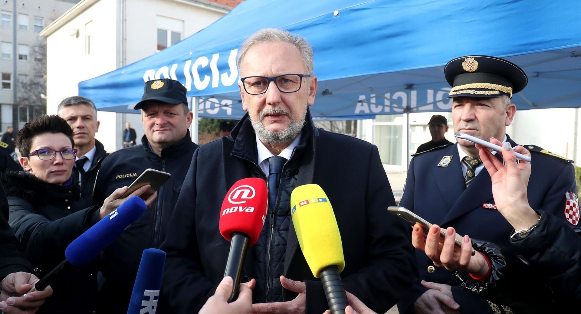 Zagreb: Policiji uručeno deset novih kombija s forenzičkom opremom  19.12.2018., Zagreb, Ilica 335 - Primopredaji vozila u Ravnateljstvu policije.  Rijec je o deset kombija koji su opremljeni forenzicnom opremom i bit ce rasporedjeni u 10 policijskih uprava u Hrvatskoj. Kljuceve je urucio ministar Davor Bozinovic.
Photo: Igor Kralj/PIXSELL