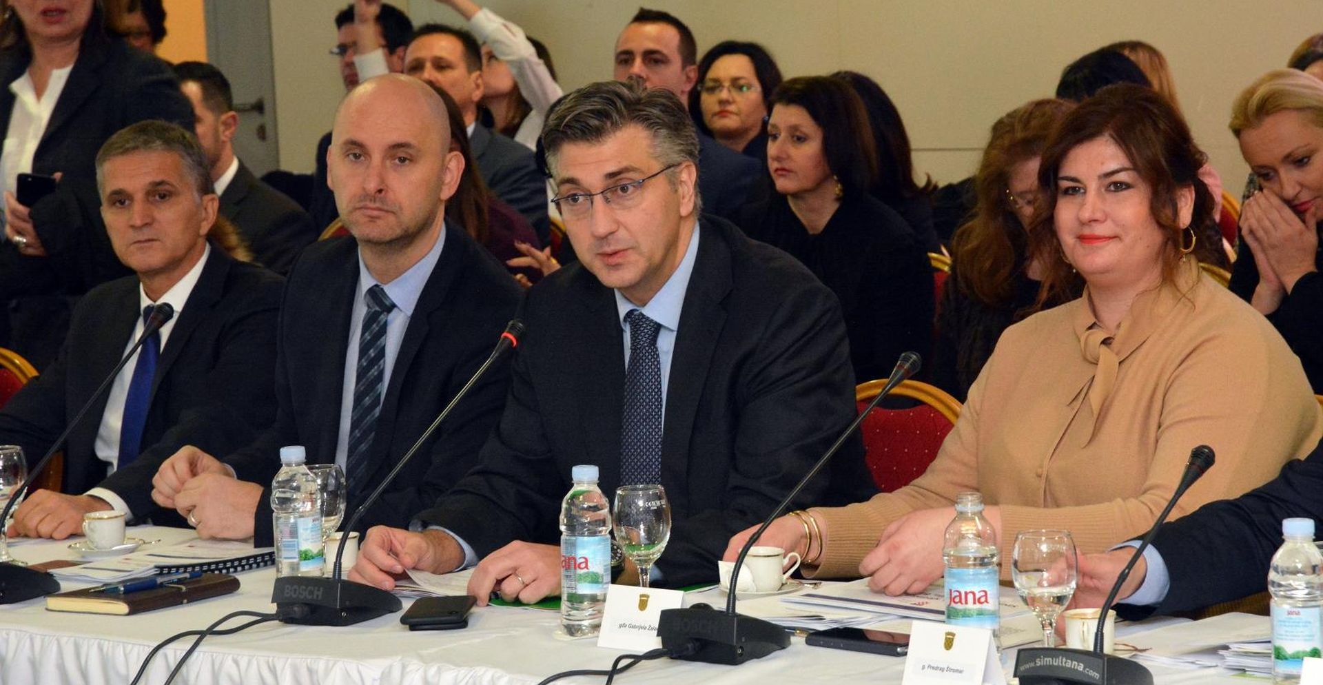 19.12.2018. Pakrac, - Predsjednik Vlade Andrej Plenkovic u posjeti je Pakracu gdje predsjeda 7. sjednicom Savjeta za Slavoniju, Baranju i Srijem.  
Predsjednik Vlade Plenkovic zapalio je svijecu ispred biste dr. Ivana Sretera, predsjednika Kriznog staba Zapadne Slavonije 1991. godine. U Hrvatskom domu Dr. Franjo Tudjman susreo se s pakrackom gradonacelnicom Anamarijom Blazevic, te nazocio sjednici 7. Savjeta za Slavoniju, Baranju i Srijem. Tomislav Tolusic, Andrej Plenkovic, Gabrijela Zalac. Photo: Ivica Galovic/ PIXSELL