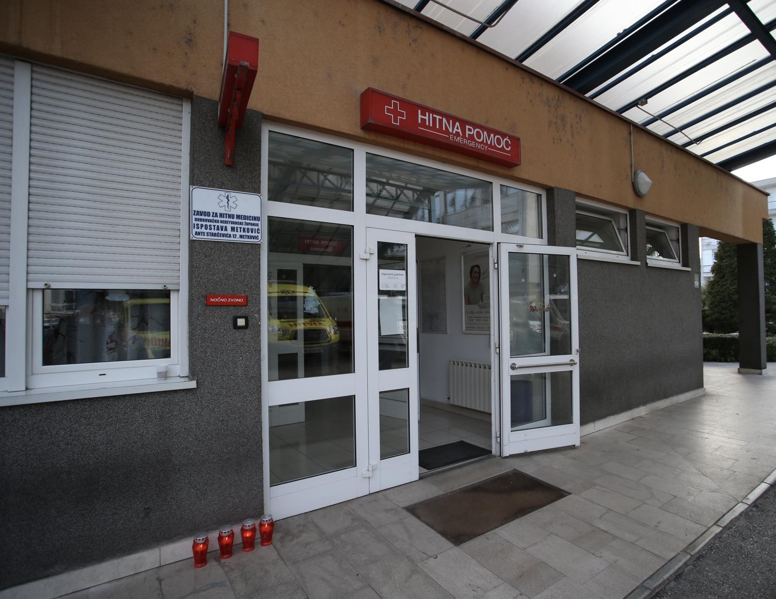 Prosvjed građana zbog rada Doma zdravlja i Hitne pomoći u Metkoviću 19.12.2018., Metkovic - Clanovi inicjative Mame i tate organizirali su mirni prosvjed ispred Doma zdravlja u Metkovicu nezadovoljni odnosom prema pacijentima i nezadovljni pruzanjem lijecnickih usluga, a sve potaknuto nakon sto je njihov susjed devetogodisnjak preminuo u bolnici. Photo: Ivo Cagalj/PIXSELL