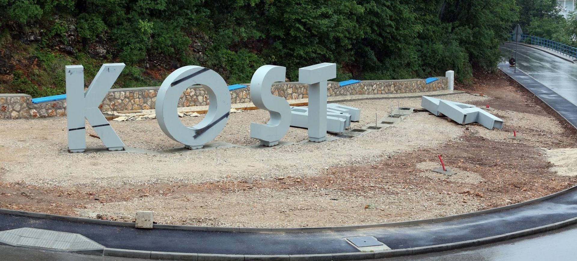 20.05.2017., Rijeka - Uredjenje prostora na ulazu u uvalu Zurkovo u opcini Kostrena, jednoj od najrazvijenijih opcina Hrvatske. Postavljaju se velika slova imena Kostrena i klupice. Photo: Goran Kovacic/PIXSELL