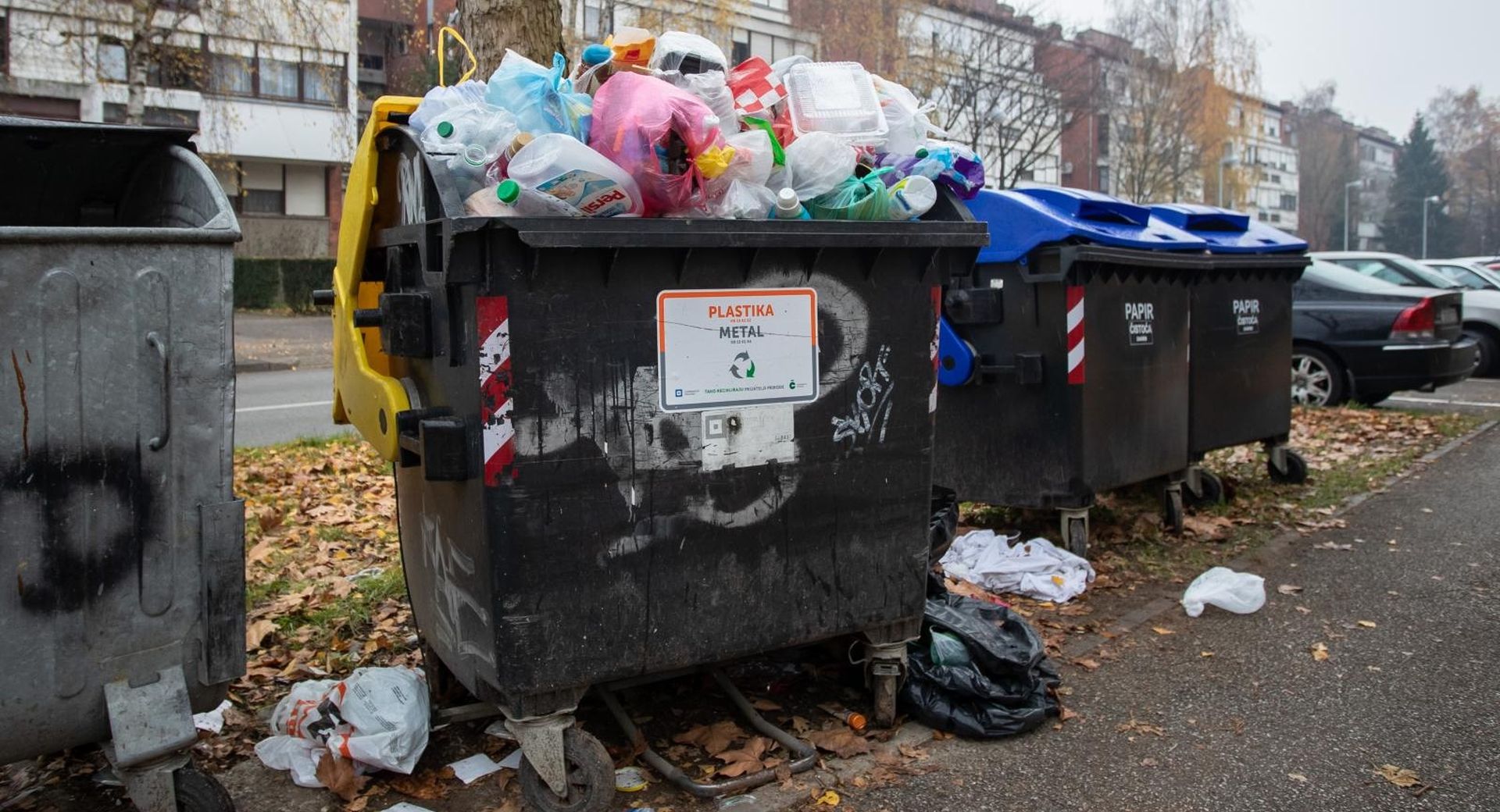 20.12.2018., Zagreb - Reportaza iz gradske cetvrti Stenjevec i reciklaznog dvorista Spansko o otpadu, zelenim otocima, spremnicima za recikliranje i reciklaznim dvoristima.Kontejneri za odlaganje otpada u ulici Milana Resetara.
Photo: Davor Puklavec/PIXSELL