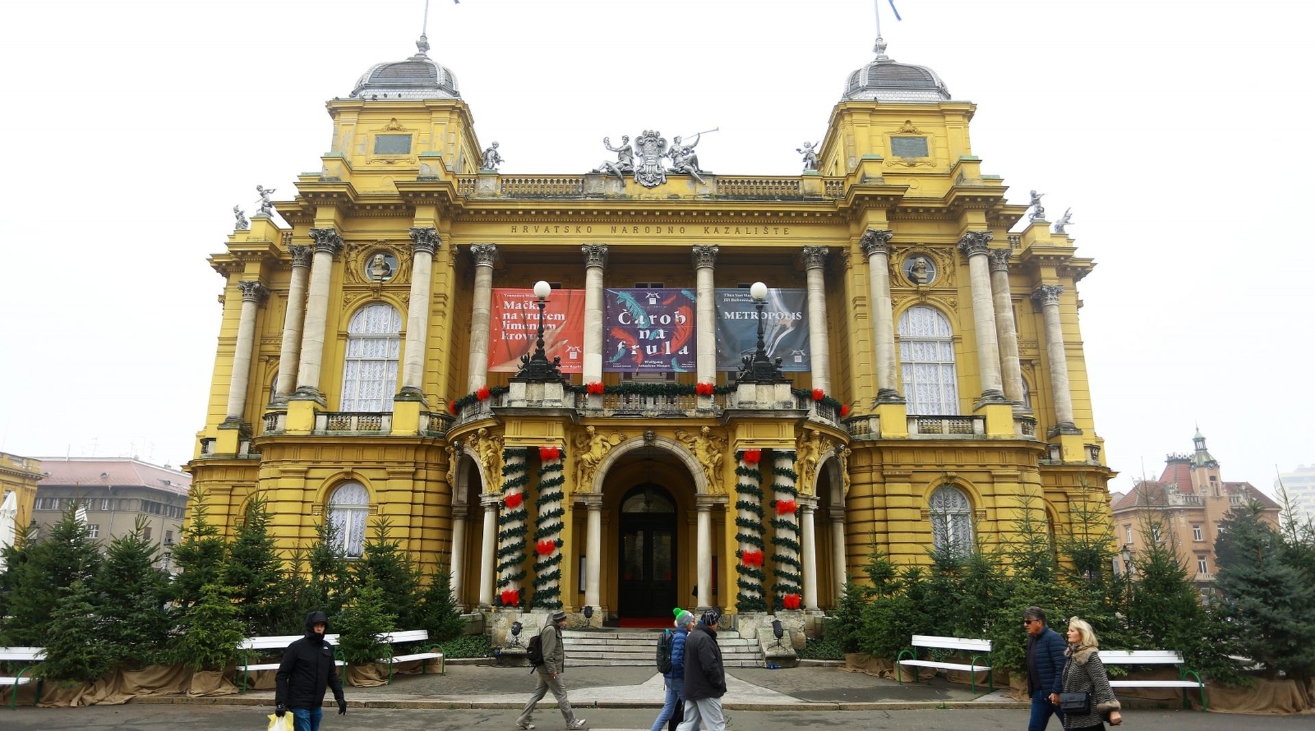 Zagreb: Zgrada Hrvatskog narodnog kazališta poprimila božićno ruho 24.11.2018., Zagreb - Zgrada Hrvatskog narodnog kazalista poprimila je bozicno ruho.
Photo: Borna Filic/PIXSELL