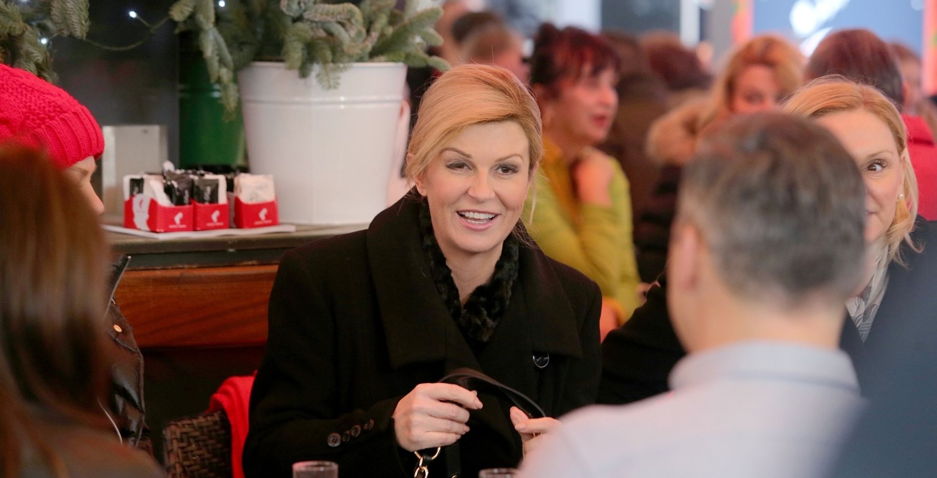Zagreb: Predsjednica RH na kavi dobila buketić cvijeća 24.12.2018., Zagreb - Predsjednica RH Kolinda Grabar-Kitarovic u drustvu procelnice Kabineta predsjednice Natalije Hmeline na kavi na Cvjetnom trgu. 

Photo: Dalibor Urukalovic/PIXSELL