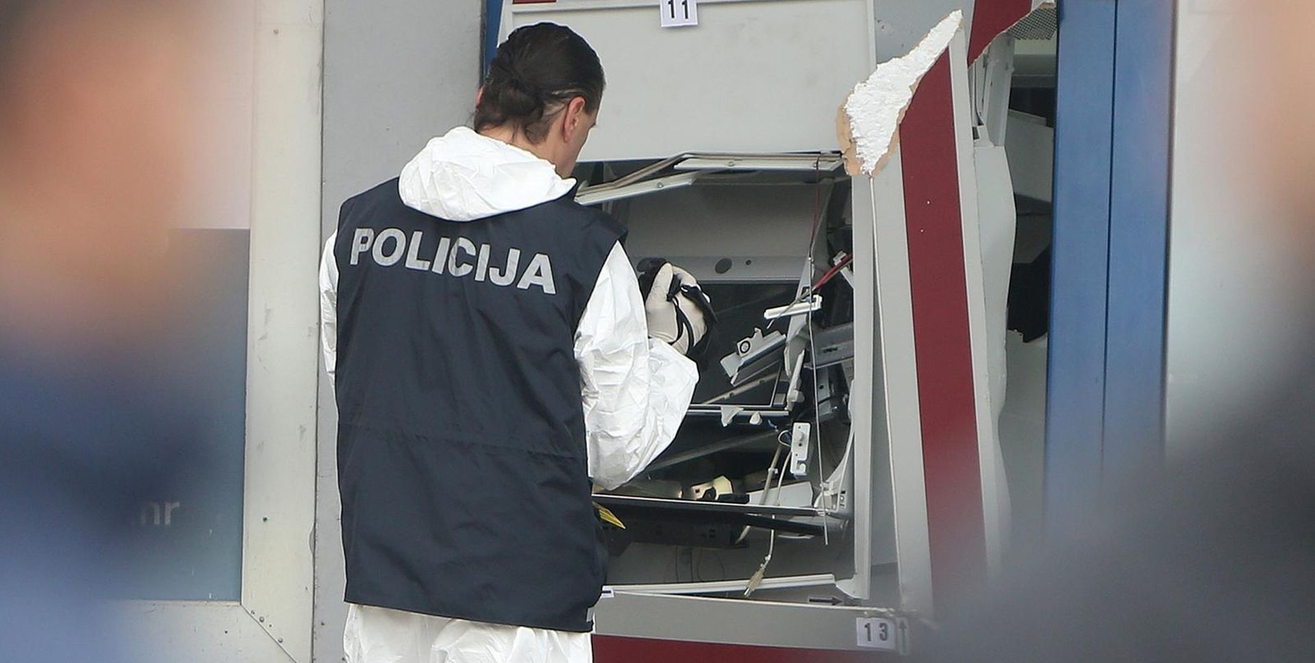 30.03.2018., Karlovac - Policijski ocevid kod bankomata Karlovacke banke na trgovini Feroterm u gradskoj cetvrti Dubovac kojeg je nepoznati pocinitelj raznio eksplozivnom napravom. Eksplozija je odjeknula oko 2.39 sati u noci.
Photo: Kristina Stedul Fabac/PIXSELL