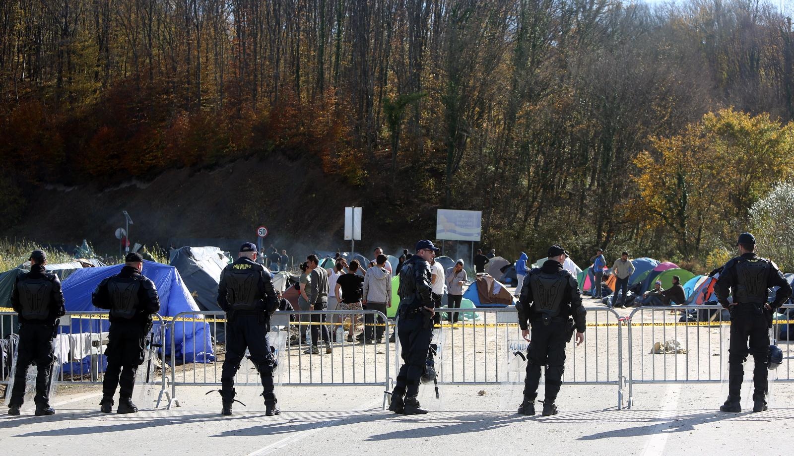 Velika Kladuša: Granični prijelaz i dalje zatvoren, migranti u improviziranom kampu 30.10.2018., Velika Kladusa - Granicni prijelaz Maljevac-Velika Kladusa i dalje je zatvoren za sav promet. Izbjeglice su i dalje u improviziranom kampu stotinjak metara od granice. Oko 200 migranata podiglo je satore uz granicu gdje borave, tijekom dana neki borave po parkovima u Velikoj Kladusi. 
Photo: Kristina Stedul Fabac/PIXSELL