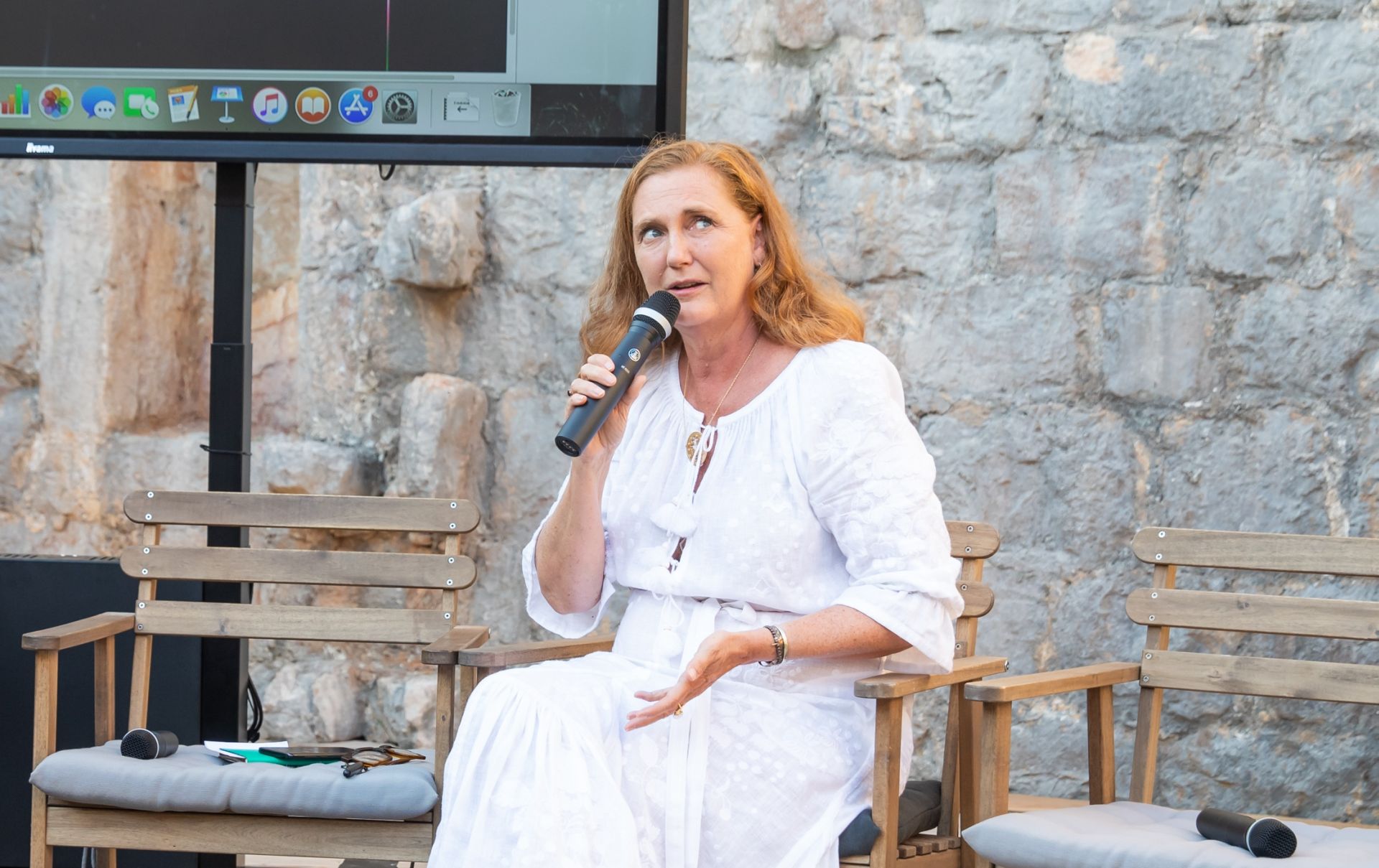 Lopud: Izložba Oceani, pogled na svijet kroz dijalektiku plime i oseke 06.07.2018.,Otok Lopud, Dubrovnik - Izlozbom 'Oceani, pogled na svijet kroz dijalektiku plime i oseke' predstavilo se na vecerasnjoj izlozbi na Lopudu sedamnaest umjetnika cija prepoznatljiva djela istrazuju kulturne, politicke, socioloske i bioloske dimenzije oceana kroz multimedijalne instalacije, video radove, fotografiju i skulpturu. Samostan je sagraden davne 1483. godine, a nakon dugih 20 godina radova na restauriranju i obnovi postaje nov i dinamican prostor za konferencije, odmor i okupljanja. Fratar Josip  Sopta je blagoslovio novootvoreni samostan.
Photo: Grgo Jelavic/PIXSELL