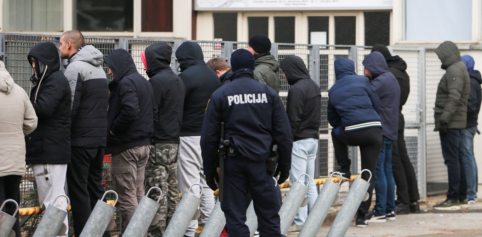 01.12.2018., Zagreb - Na Savskoj cesti, ispred Tehnickog muzeja, policija je privela vecu skupinu ljudi. 
Photo: Filip Kos/PIXSELL