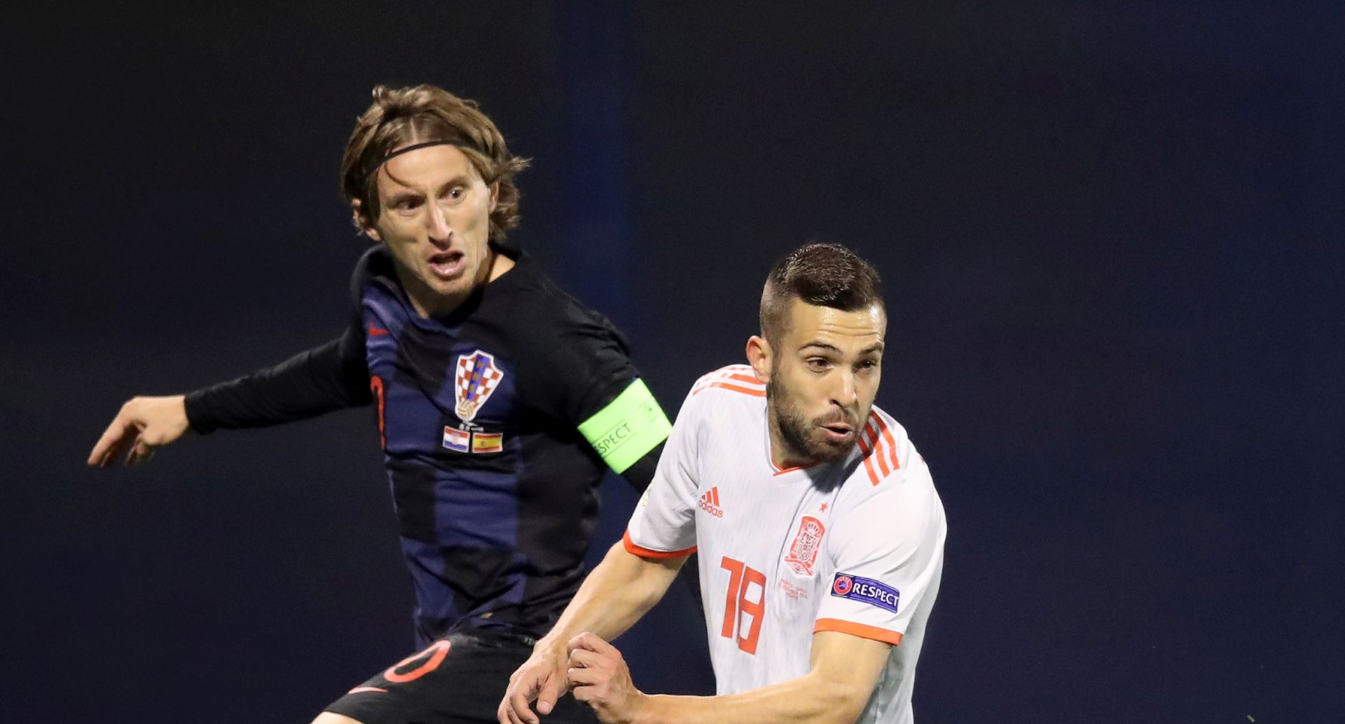 Zagreb, 15.11.2018 - Utakmica 3. kola elitne A skupine Lige nacija između reprezentacija Hrvatske i Španjolske. Na slici Luka Modrić i Jordi Alba.
foto HINA/ Damir SENČAR /ds