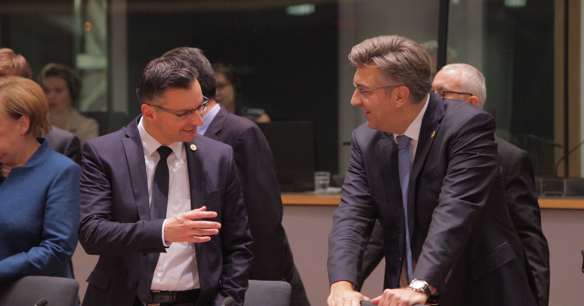 17.10.2018., Bruxelles, Belgija - Premijeri Hrvatske i Slovenije Andrej Plenkovic i Marjan Sarec neformalno se pozdravljaju i razgovaraju na pocetku sastanka Europskog vijeca u Bruxellesu. Plenkovic poziva Merkel da im se pridruzi ili posreduje.

Photo: Tomislav Krasnec/PIXSELL