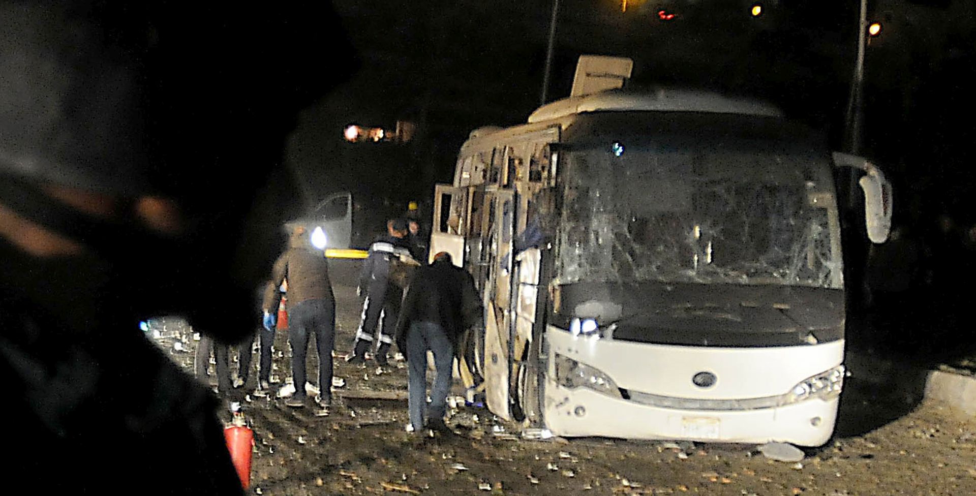 epa07251947 Security personnel inspect the scene of a bomb explosion, near Mariottia Corridor, Giza, Egypt, 28 December 2018. According to reports, at least two Vietnamese tourists were killed and 10 injured from a bomb explosion near their tour bus at Mariottia Corridor going from Saqqara Pyramid to the Sound and Light show at the Pyramids of Giza.  EPA/STR