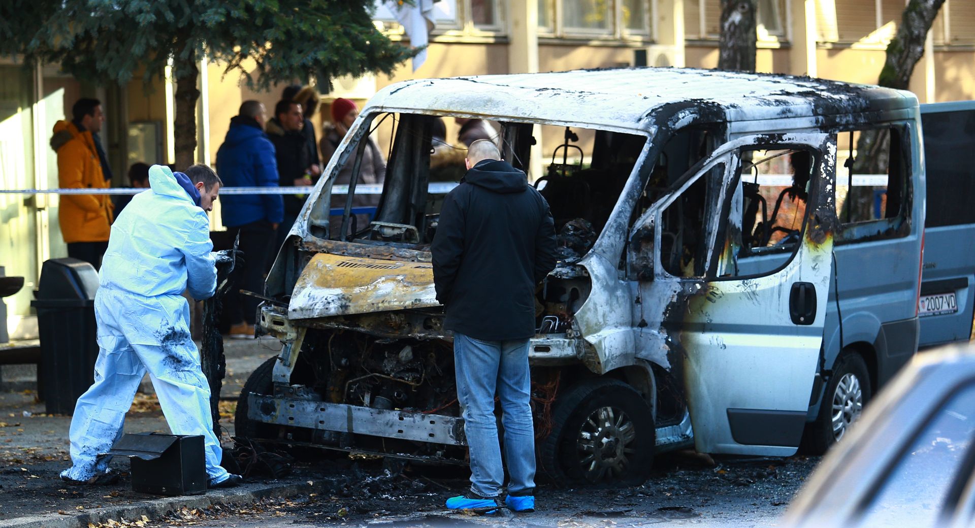 Zagreb: U noći izgorio kombi ispred hostela Arena 16.12.2018., Zagreb - U noci sa subote na nedjelju doslo je do zapaljenja kombija sibenskih registarskih oznaka ispred hostela Arena u Remetineckom gaju. Photo: Borna Filic/PIXSELL