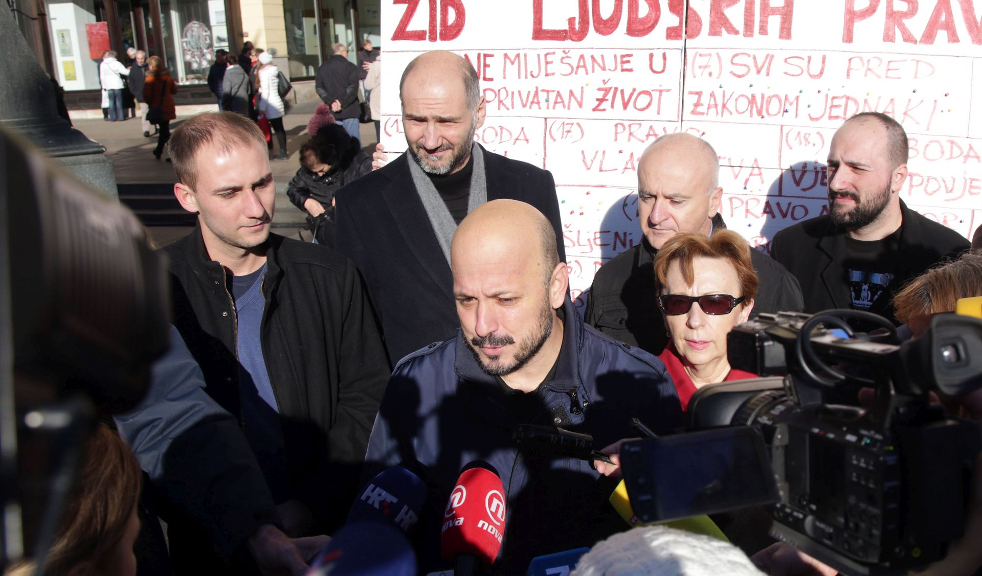 Zagreb, 09.12.2018 - Akcija Foruma mladih SDP-a Zagreb i GO SDP Zagreb zajedno sa zagrebaèkim saborskim i skuptinskim zastupnici SDP-a, odrana je na Trgu bana Josipa Jelaèiæa gdje su zastupnici razgovarali s graðanima o ljudskim pravima i njihovim krenjima. Forum mladih SDP-a Zagreb odrao je performans, od ploèa  stiropora su napravili zid ljudskih prava, a graðani su mogli oznaèiti koje im je ljudsko prava prekreno. Na fotografiji Matej Miiæ, Joko Klisoviæ, Predrag Matiæ, Gordan Maras.
foto HINA / Denis CERIÆ /dc
