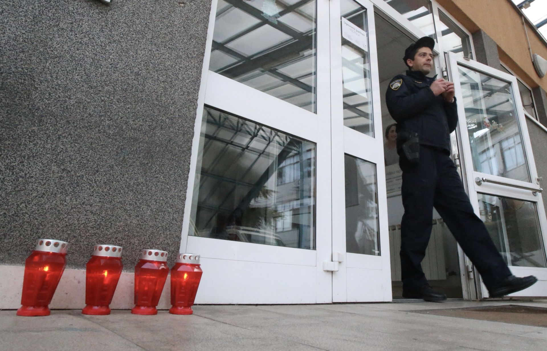 Prosvjed građana zbog rada Doma zdravlja i Hitne pomoći u Metkoviću 19.12.2018., Metkovic - Clanovi inicjative Mame i tate organizirali su mirni prosvjed ispred Doma zdravlja u Metkovicu nezadovoljni odnosom prema pacijentima i nezadovljni pruzanjem lijecnickih usluga, a sve potaknuto nakon sto je njihov susjed devetogodisnjak preminuo u bolnici. Photo: Ivo Cagalj/PIXSELL