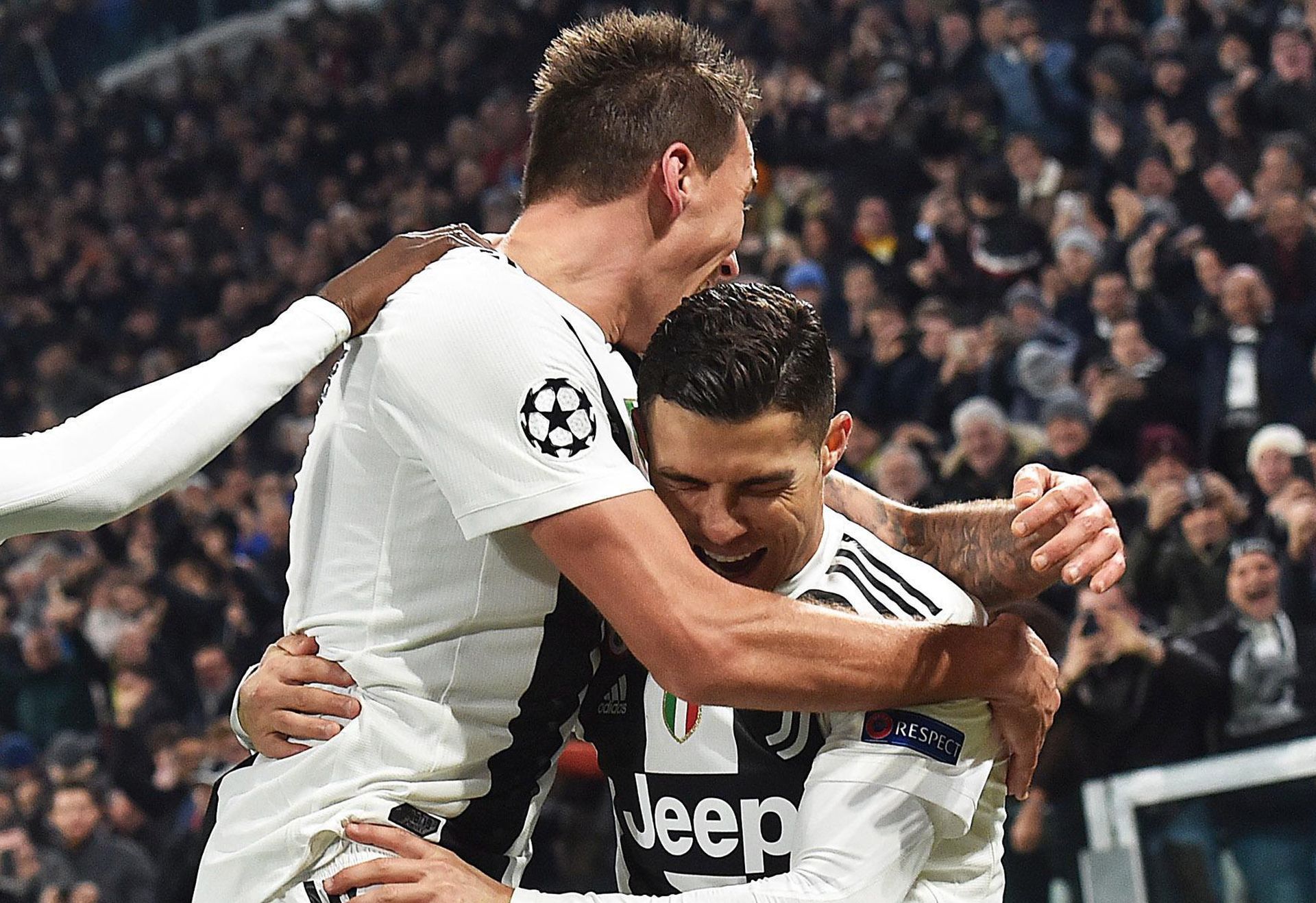 epa07193818 Juventus' Mario Mandzukic (C) celebrates with teammate Cristiano Ronaldo (R) scoring the 1-0 lead during the UEFA Champions League group H soccer match between Juventus FC and Valencia at the Allianz stadium in Turin, Italy, 27 November 2018.  EPA/ANDREA DI MARCO