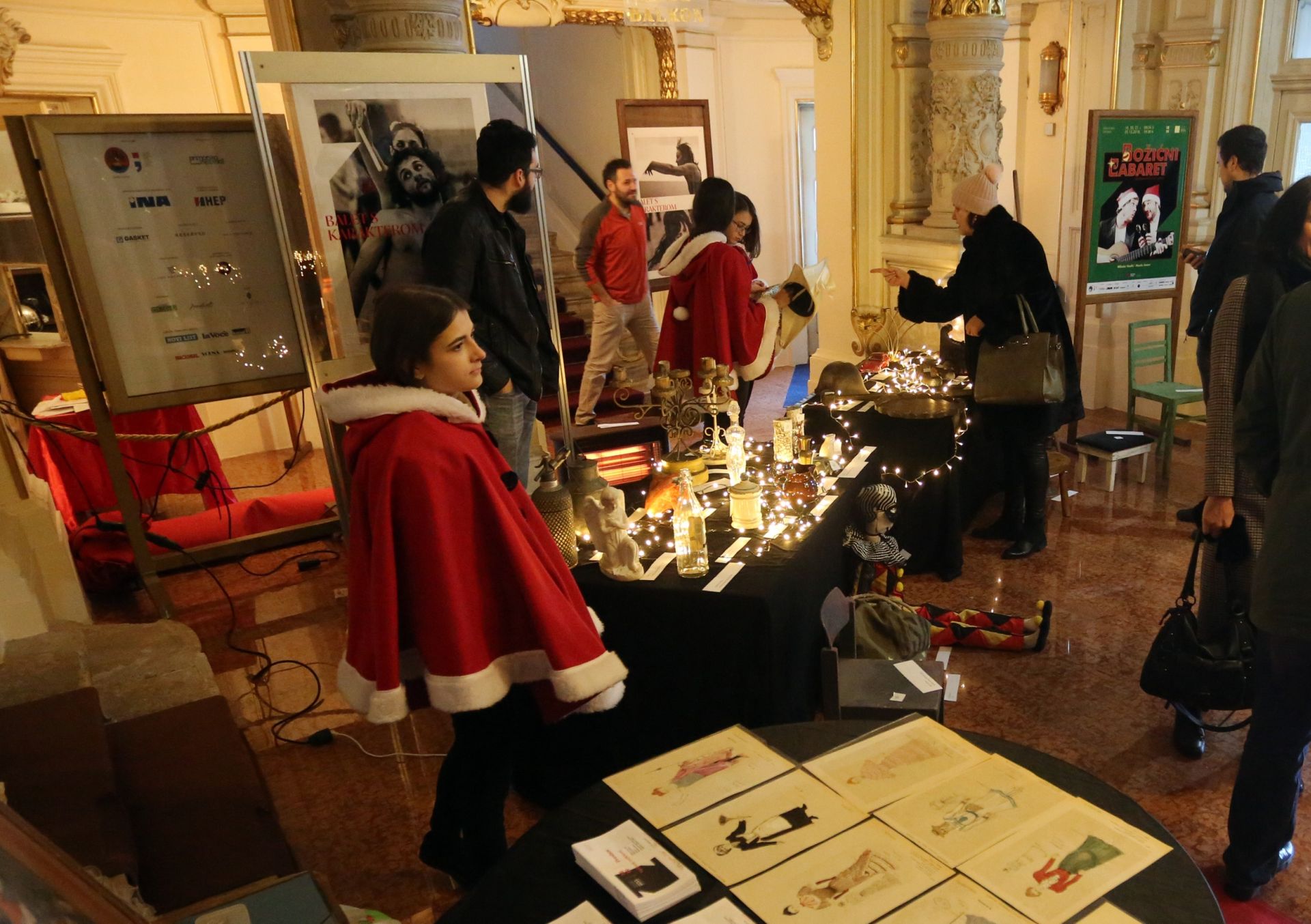 Rijeka: U HNK održana Božićna kazališna placa i druženje s Djedom Božićnjakom 15.12.2018., Rijeka - U HNK Ivana pl. Zajca odrzana je Bozicna kazalisna placa na kojoj su posjetitelji mogli po simbolicnim cijenama kupiti kazalisne rekvizite i kostime iz mnogobrojnih predstava, a najmladji su se druzili i fotografirali s Djeda Mrazom. Photo: Goran Kovacic/PIXSELL