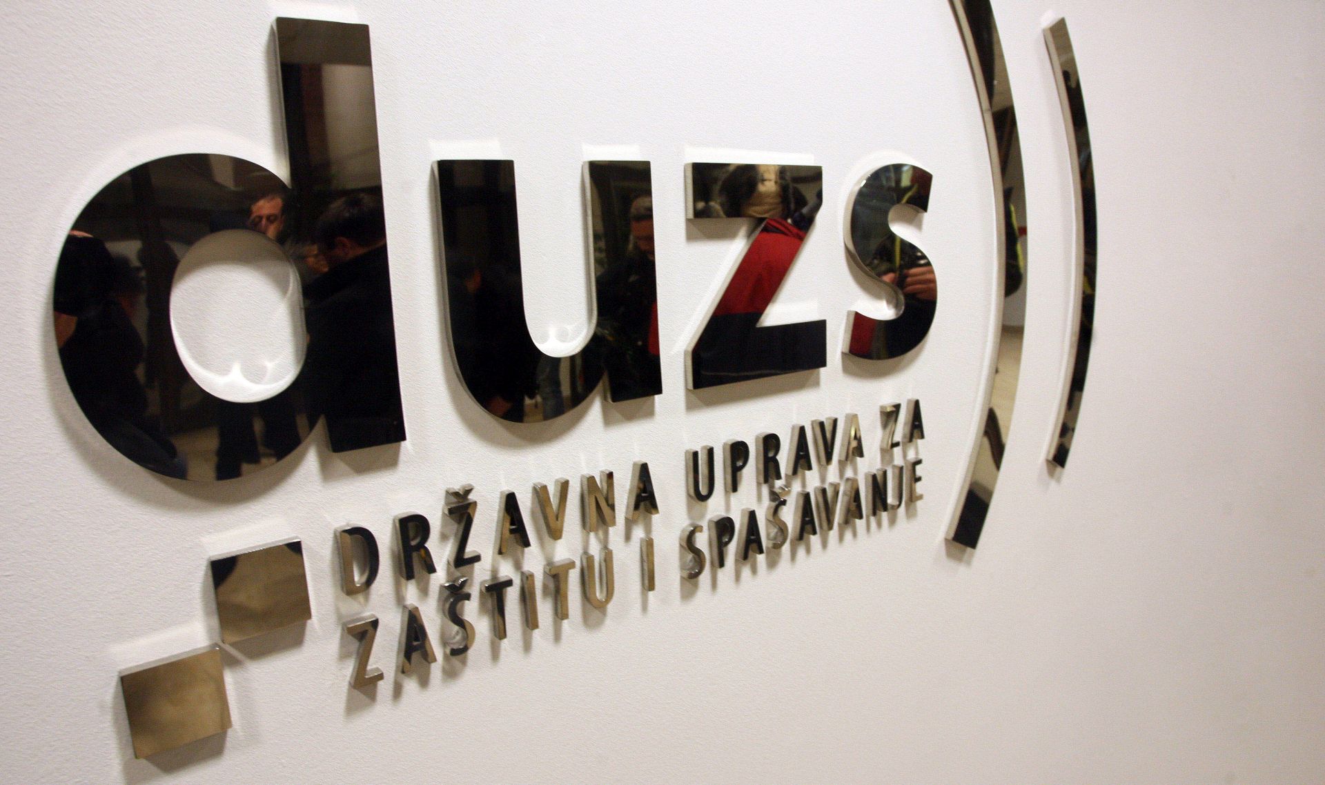 Zagreb, 05.11.2012 - Arhivska fotografija od dana 05.02.2012. godine prikazuje  logo DUZS-a. U Dravnoj upravi za zatitu i spaavanje (DUZS) veèeras je odrana sjednica Stoera zatite i spaavanja Republike Hrvatske na kojoj je razmotrena situacija vezana uz obranu od poplava na podruèju Zagrebaèke, Sisaèko-moslavaèke, Varadinske i Meðimurske upanije te Grada Zagreba. 
foto FaH/ Damir SENÈAR /ik