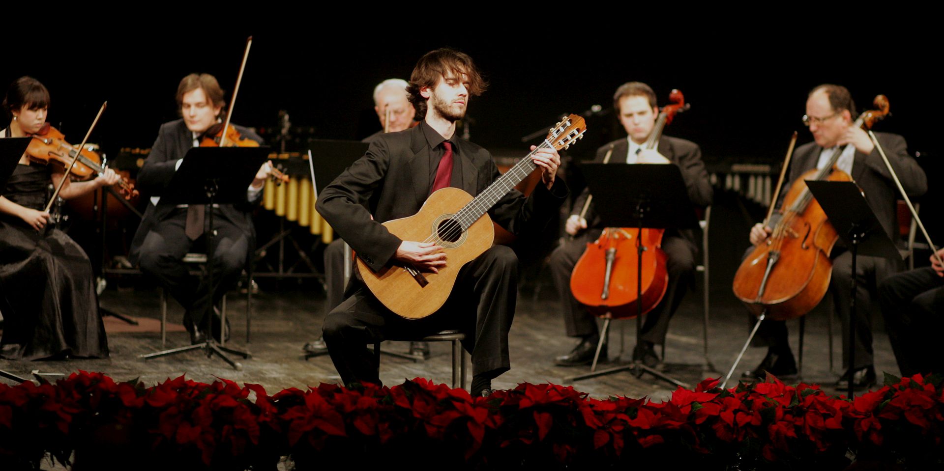 Zagreb, 20.12.2010 - Prvi koncert u okviru novog koncertnog ciklusa u Lisinskom "Koncert s Predsjednikom" humanitarnog karaktera  kojem je nazoèio predsjednik Republike Hrvatske Ivo Josipoviæ. Na programu su djela suvremenih skladatelja koja æe izvesti mladi glazbenici. Na slici Petrit Ceku i Zagrebaèki solisti.
foto FaH/ Denis CERIÆ /dc