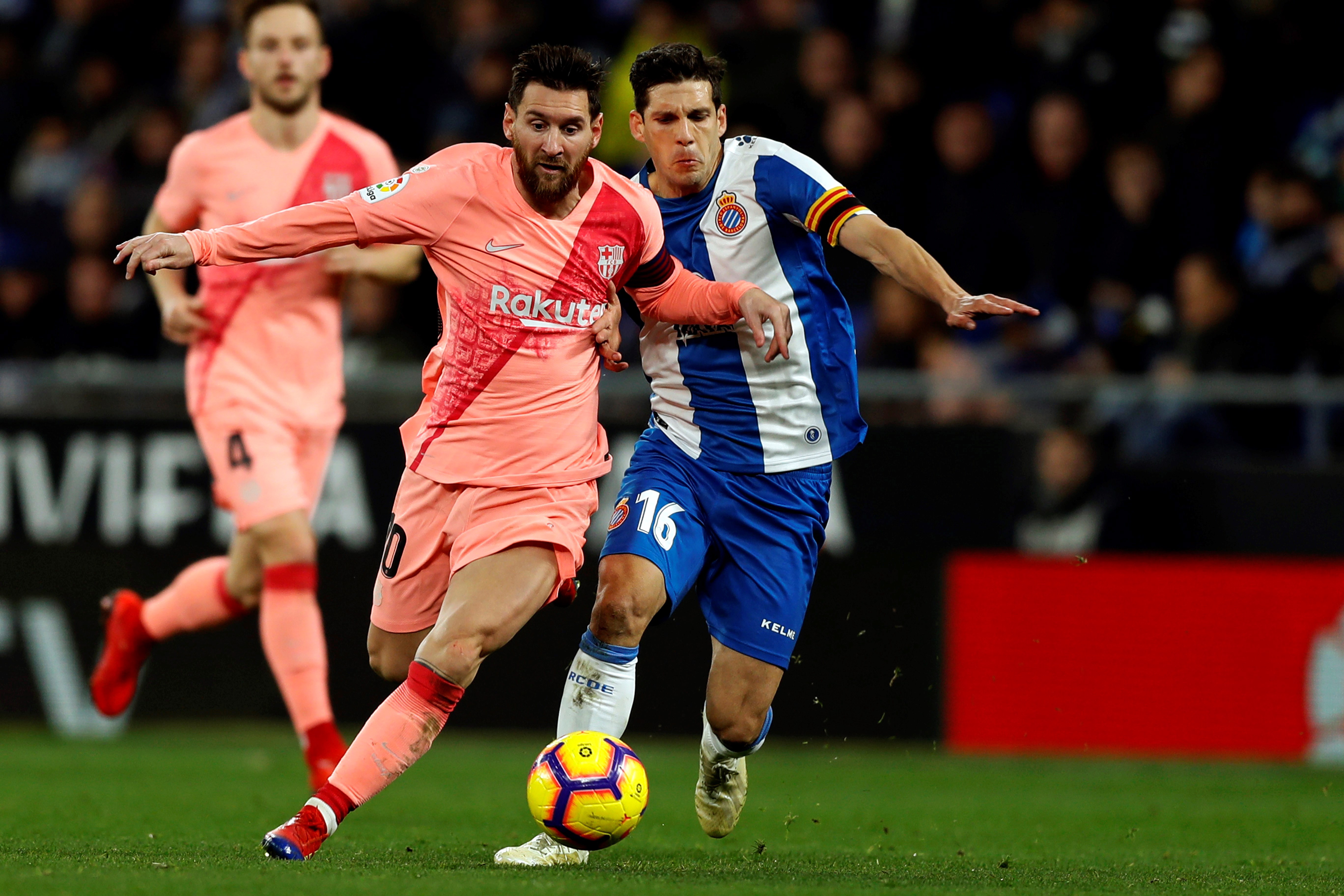 epa07218448 FC Barcelona's Lionel Messi (L) in action against RCD Espanyol's Javi Lopez (R) during a Spanish LaLiga soccer match between RCD Espanyol and FC Barcelona at the Cornella-El Prat stadium in Cornella, Catalonia, north eastern Spain, 08 December 2018.  EPA/TONI ALBIR