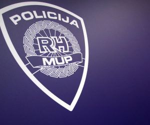 Zagreb, 14.12.2018 - Zavrna sveèanost povodom zavretka obnove skladinog kompleksa Ministarstva unutarnjih poslova RH "Gaj", a u okviru suradnje u projektu MANPADS (Man-portable air defense system). Obnovom skladita "Gaj" poboljat æe se uvjeti rada policijskih slubenika Protueksplozijske zatite Ministarstva unutarnjih poslova. Financijska sredstva za obnovu skladita u iznosu od milijun amerièkih dolara, donirala je Vlada Sjedinjenih Amerièkih Drava. Na slici logo MUP, Ministarstvo unutarnjih poslova, Policija, Ravnateljstvo policije.
foto HINA/ Damir SENÈAR /ds