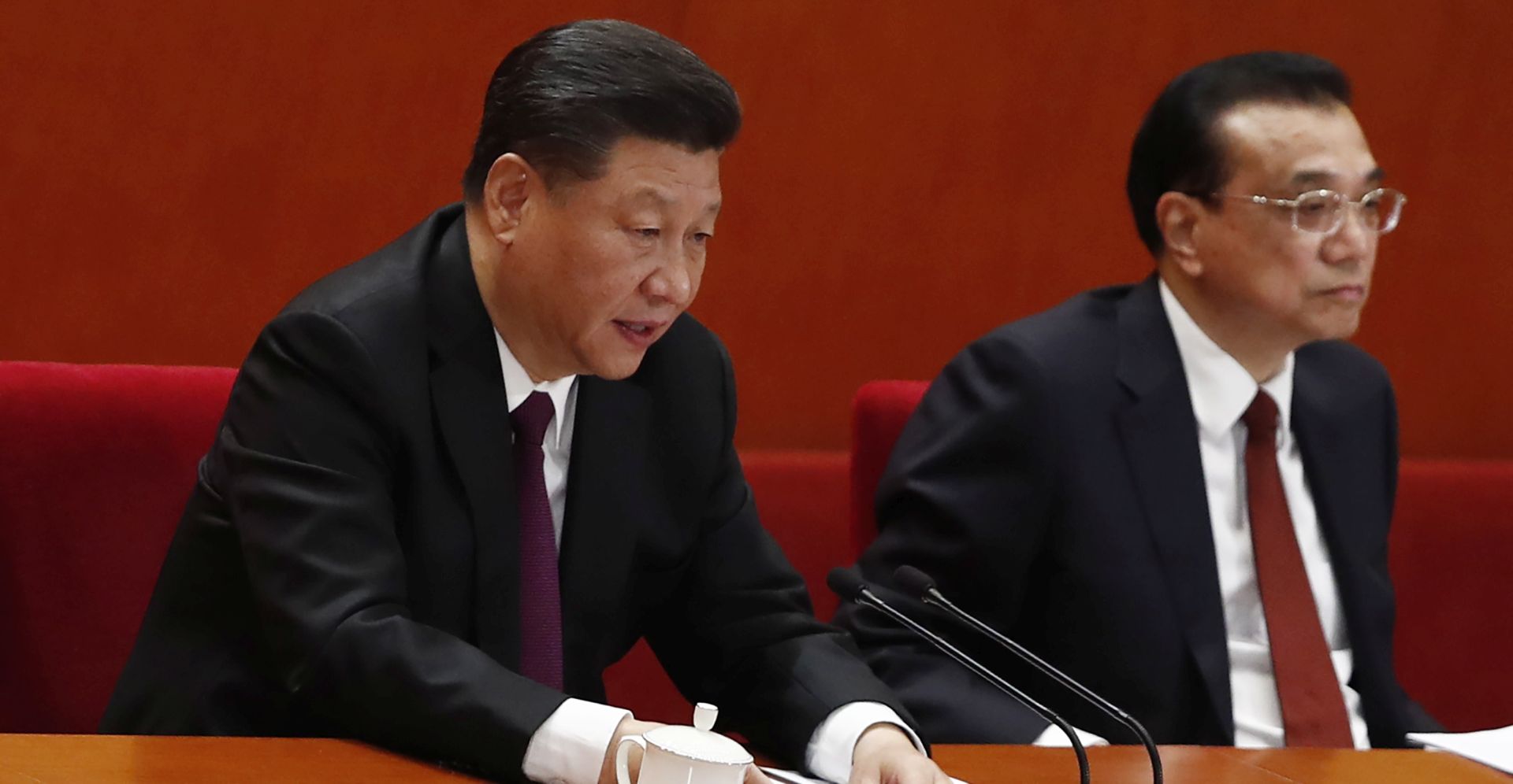 epa07237873 Chinese President Xi Jinping (L) delivers a speech beside Chinese Premier Li Keqiang (R) during a celebration meeting to celebrate the 40th anniversary of China's reform and opening up at the Great Hall of the People in Beijing, China, 18 December 2018.  EPA/WU HONG