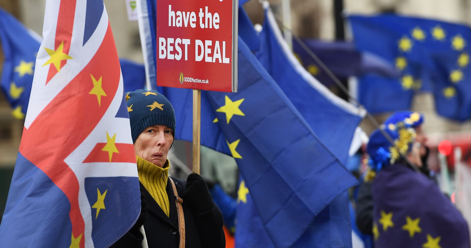 epa07238492 Pro EU protesters demonstrate outside of the parliament calling for a People's Vote in London, Britain, 18 December 2018. It is one hundred days to Brexit. Britain will leave the European Union 29 March. Britain's opposition Labour Party leader Jeremy Corbyn has tabled a motion of no confidence in Prime Minister Theresa May, after she said MPs would not vote on the Brexit deal until 14 January 2019.  EPA/ANDY RAIN