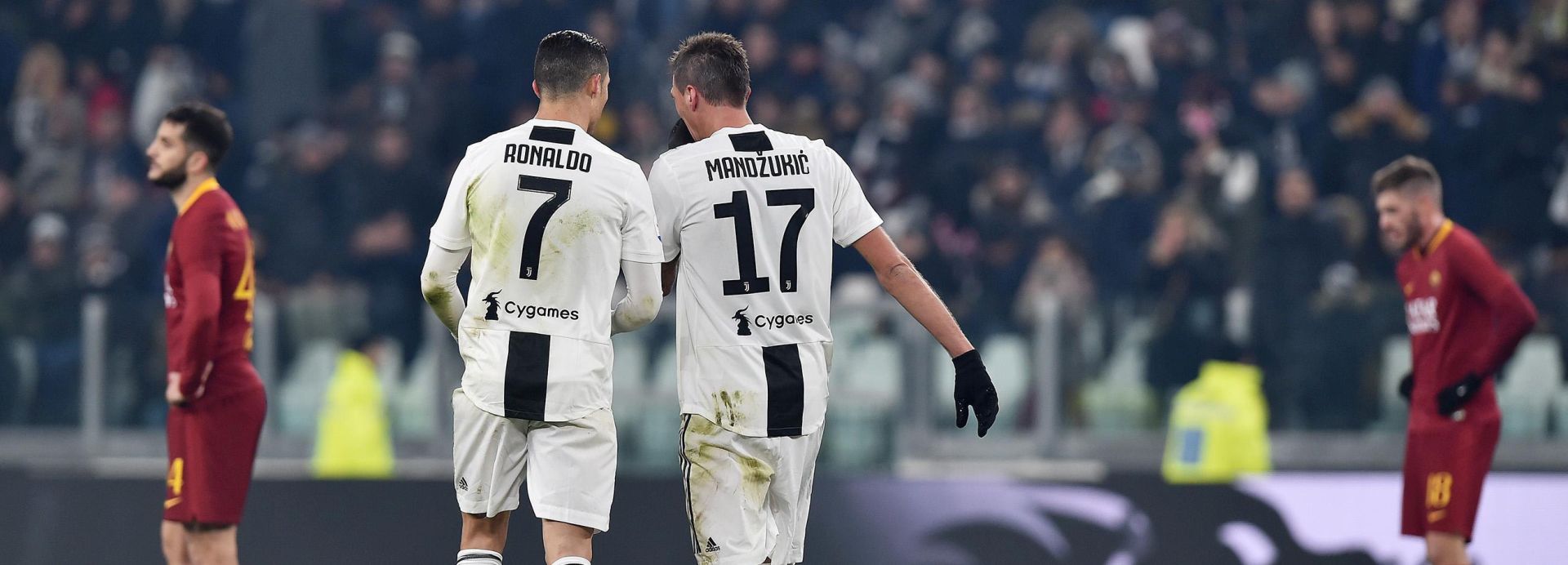 epa07245976 Juventus' Mario Mandzukic (R) jubilates with his teammate Cristiano Ronaldo after scoring the opening goal during the Italian Serie A soccer match Juventus FC vs AS Roma at the Allianz Stadium in Turin, Italy, 22 December 2018.  EPA/DI MARCO