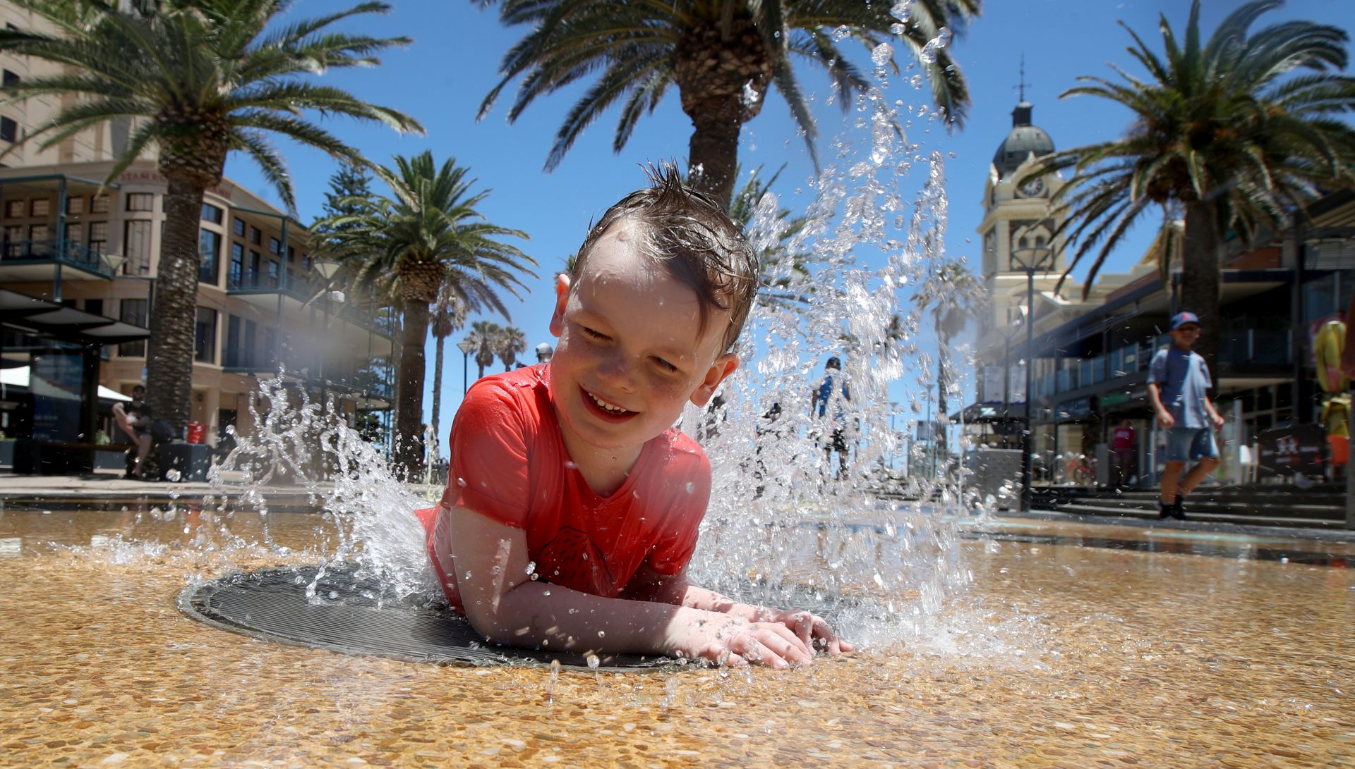 epa07250203 Five-year-old Kia cools down from the Hot weather at Glenelg beach in Adelaide, South Australia, Australia, 26 December 2018 (issued 27 December 2018). Severe fire danger is forecast east of Adelaide today, as very hot, dry, weather kicks off a three-day heatwave across the state, with the mercury expected to soar to 44 degrees Celsius in the north east and north west pastoral regions.  EPA/KELLY BARNES AUSTRALIA AND NEW ZEALAND OUT