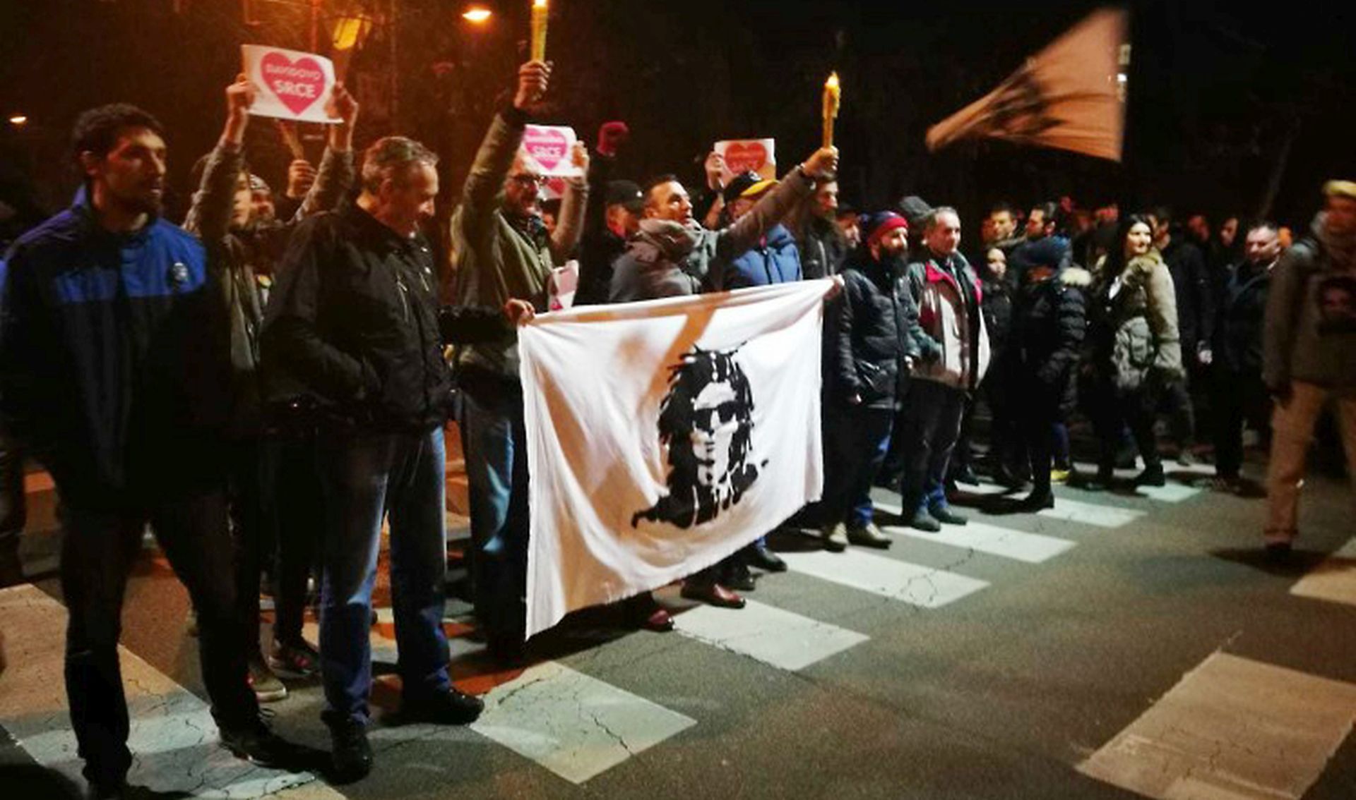Banja Luka, 29.12.2018 - Davor Dragièeviæ, otac mladiæa kojega je smrt pod nerazjanjenim okolnostima u oujku potaknula masovne prosvjede protiv reima Milorada Dodika, najavio je u subotu da æe od sada zahtijevati ostavke ministra unutarnjih poslova i drugih visokih dunosnika MUP-a Republike Srpske i okupljanja æe se odravati sve dok se taj zahtjev ne ispuni. Uoèi velikog prosvjeda skupine "Pravda za Davida" najavljenog za nedjelju u Banjoj Luci, Dragièeviæ se oglasio na Facebooku porukom da ministar unutarnjih poslova Dragan Lukaè i ostali moraju biti smijenjeni ili podnijeti ostavke do poèetka tog okupljanja, a u protivnom sudionici neæe otiæi s trga Krajine.
foto HINA/ FENA/ ua