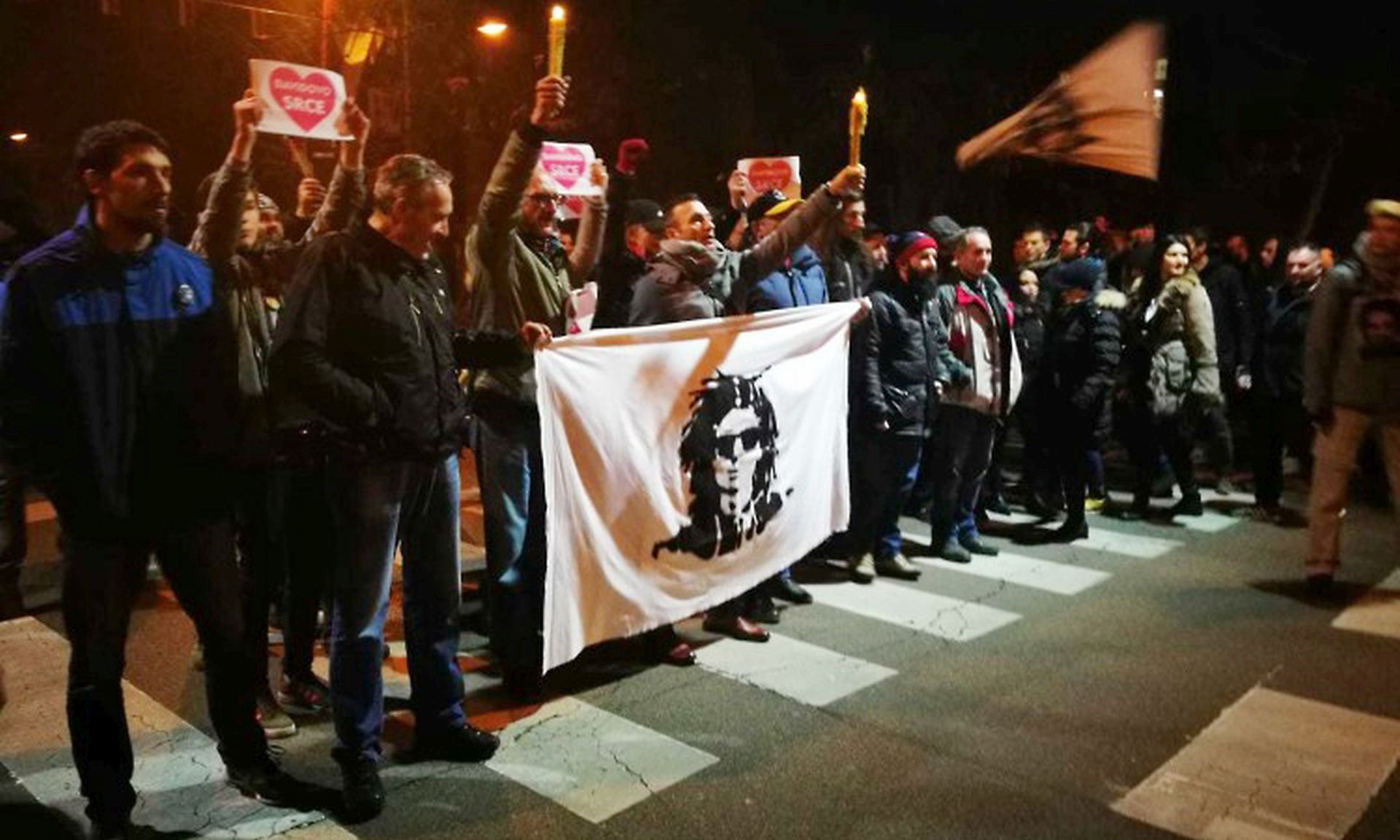 Banja Luka, 29.12.2018 - Davor Dragièeviæ, otac mladiæa kojega je smrt pod nerazjanjenim okolnostima u oujku potaknula masovne prosvjede protiv reima Milorada Dodika, najavio je u subotu da æe od sada zahtijevati ostavke ministra unutarnjih poslova i drugih visokih dunosnika MUP-a Republike Srpske i okupljanja æe se odravati sve dok se taj zahtjev ne ispuni. Uoèi velikog prosvjeda skupine "Pravda za Davida" najavljenog za nedjelju u Banjoj Luci, Dragièeviæ se oglasio na Facebooku porukom da ministar unutarnjih poslova Dragan Lukaè i ostali moraju biti smijenjeni ili podnijeti ostavke do poèetka tog okupljanja, a u protivnom sudionici neæe otiæi s trga Krajine.
foto HINA/ FENA/ ua