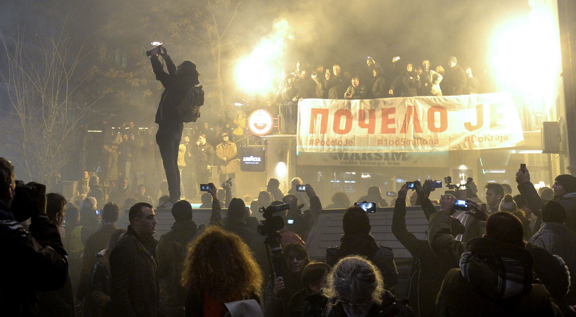 Beograd, 29.12.2018. - Porukom vidimo se 5. sijeènja na istom mjestu" u subotu naveèer u Beogradu je zavren prosvjed "Jedan od pet milijuna" kojim su tisuæe ljudi traile smjenu ministra policije i pozvali efa drave da iz prebroji aludirajuæi na njegovu izjavu da im zahtjeve neæe ispuniti makar ih bilo pet  milijuna. 
foto HINA/ TANJUG/ RADE PRELIC/ ua