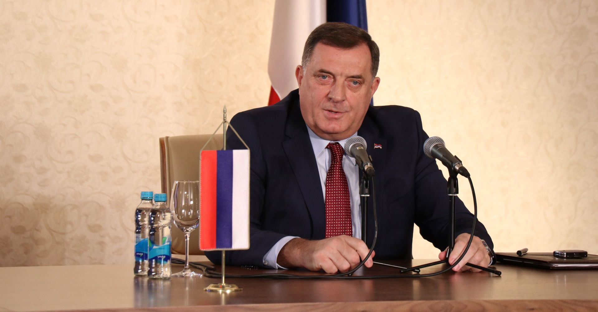 Sarajevo, 30.12.2018 - Predsjedatelj Predsjednitva Bosne i Hercegovine Milorad Dodik ustvrdio je u nedjelju kako se kroz pokret "Pravda za Davida" vodi "specijalni rat" protiv Republike Srpske te je poruèio da ministar unutarnjih poslova RS Dragan Lukaè neæe biti smijenjen ukoliko se ne dokae njegova konkretna odgovornost za neke propuste. Dodik je ovo kazao na novogodinjoj konferenciji za novinstvo koju je odrao u zgradi vlade Republike Srpske u Istoènom Sarajevu pri èemu je istaknuo kako on "nije dunosnik BiH nego predstavnik RS".
foto HINA/ FENA/ Hazim Aljoviæ/ ua