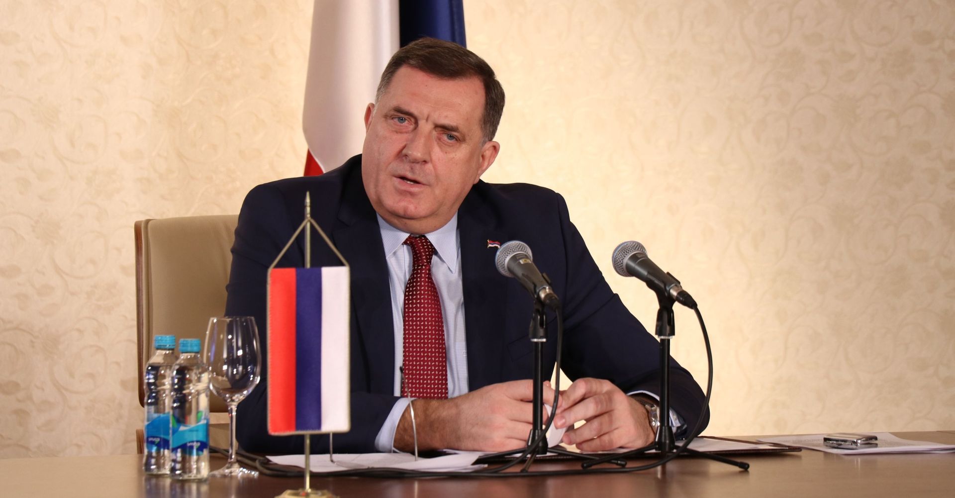 Sarajevo, 30.12.2018 - Predsjedatelj Predsjednitva Bosne i Hercegovine Milorad Dodik ustvrdio je u nedjelju kako se kroz pokret "Pravda za Davida" vodi "specijalni rat" protiv Republike Srpske te je poruèio da ministar unutarnjih poslova RS Dragan Lukaè neæe biti smijenjen ukoliko se ne dokae njegova konkretna odgovornost za neke propuste. Dodik je ovo kazao na novogodinjoj konferenciji za novinstvo koju je odrao u zgradi vlade Republike Srpske u Istoènom Sarajevu pri èemu je istaknuo kako on "nije dunosnik BiH nego predstavnik RS".
foto HINA/ FENA/ Hazim Aljoviæ/ ua