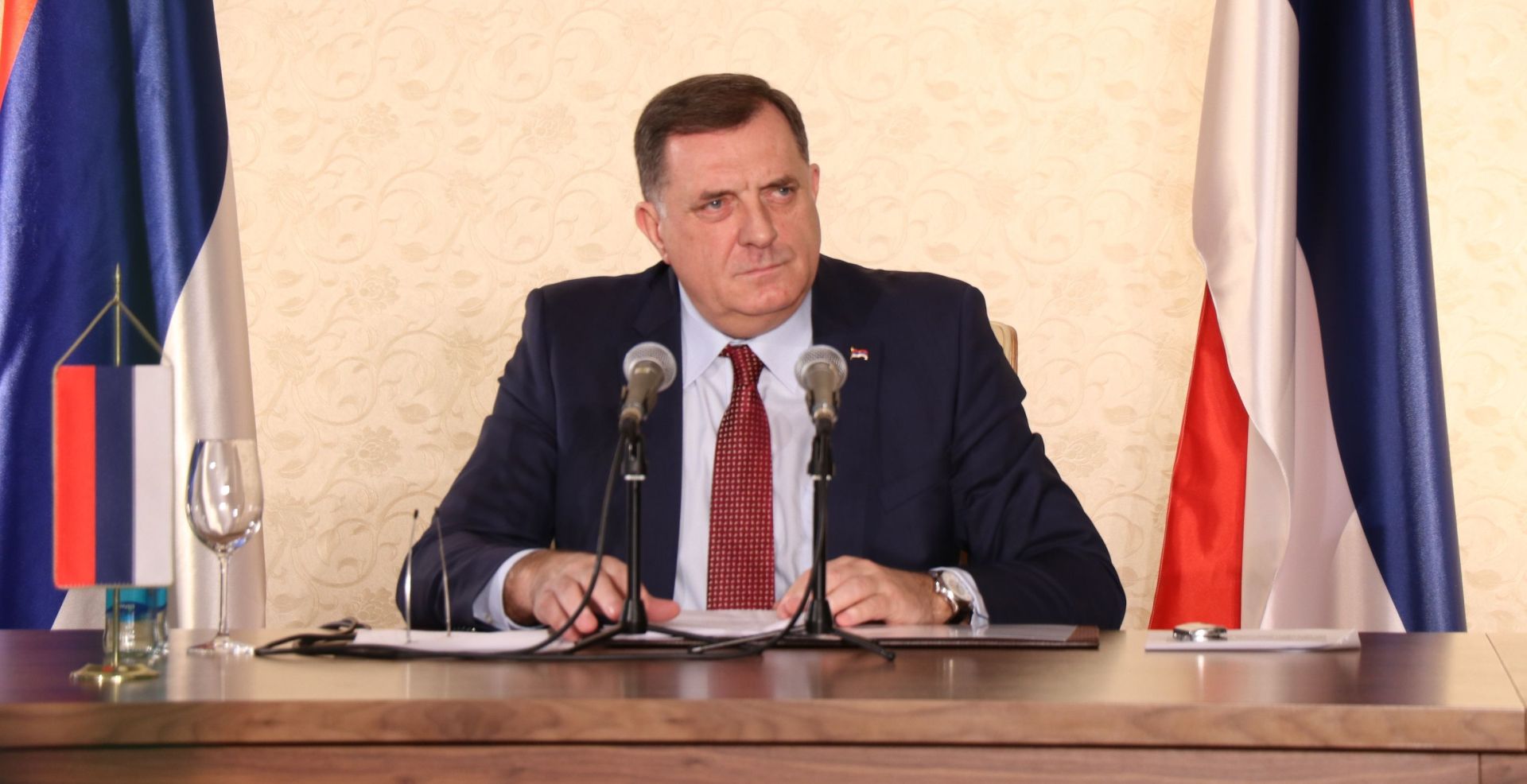 Sarajevo, 30.12.2018 - Predsjedatelj Predsjednitva Bosne i Hercegovine Milorad Dodik ustvrdio je u nedjelju kako se kroz pokret "Pravda za Davida" vodi "specijalni rat" protiv Republike Srpske te je poruèio da ministar unutarnjih poslova RS Dragan Lukaè neæe biti smijenjen ukoliko se ne dokae njegova konkretna odgovornost za neke propuste. Dodik je ovo kazao na novogodinjoj konferenciji za novinstvo koju je odrao u zgradi vlade Republike Srpske u Istoènom Sarajevu pri èemu je istaknuo kako on "nije dunosnik BiH nego predstavnik RS".
foto HINA/ FENA/ Hazim Aljoviæ/ ua
