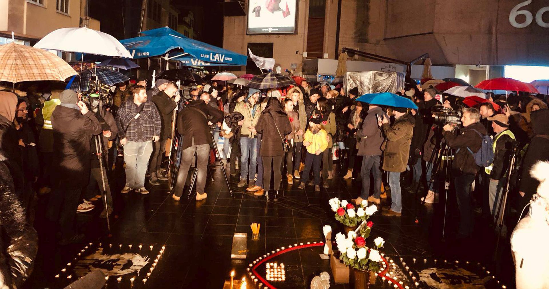 Banja Luka, 30.12.2018 - Tisuæe ljudi u nedjelju su u Banjoj Luci opet podrale skupinu "Pravda za Davida" i traile ostavke vrha ministarstva unutarnjih poslova Republike Srpske zbog policijskog nasilja i prikrivanja istine o smrti Davida Dragièeviæa koji je pod nerazjanjenim okolnostima pronaðen mrtav u oujku.
foto HINA/ BETAPHOTO/ KOSA MITROVIC/ ua