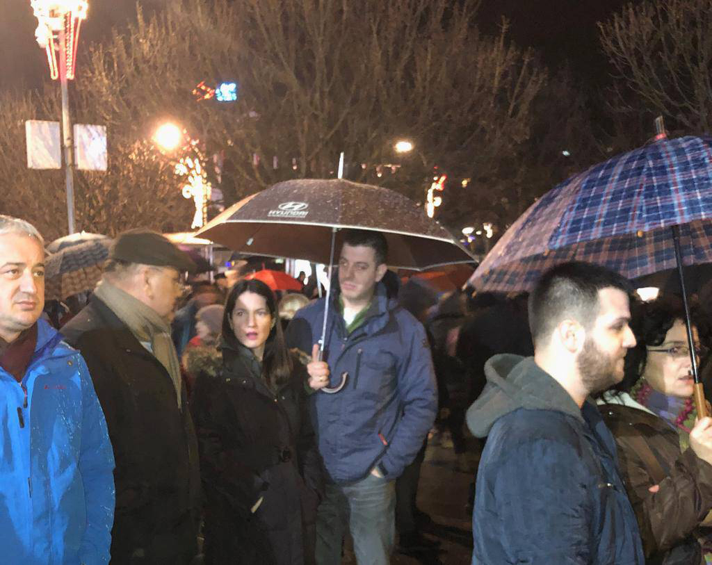 Banja Luka, 30.12.2018. - je u nedjelju kasno naveèer u Banjoj Luci silom rastjerala prosvjednike iz skupine "Pravda za Davida" pri èemu je vie osoba uhiæeno. Policijska intervencija uslijedila je na Trgu Krajine na kojega su se prosvjednici vratili nakon etnje banjoluèkim ulicama u koju su se uputili po okonèanju okupljanja odranog ranije tijekom veèeri.
foto HINA/ BETAPHOTO/LJILJANA KOVACEVIC/ ua