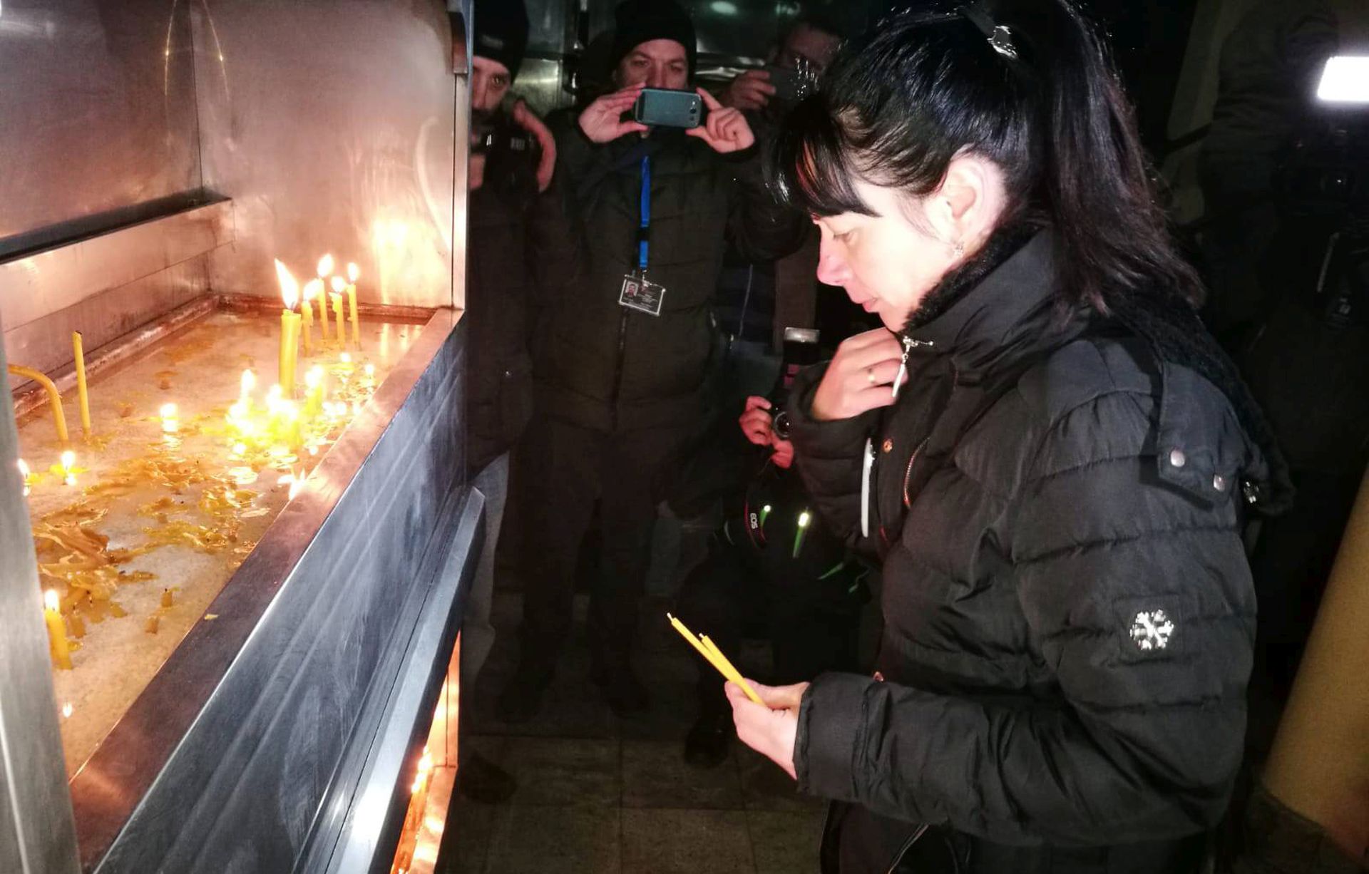 Banja Luka, 01.01.2019 - Nekolicina pripadnika skupine "Pravda za Davida" u utorak se ponovo pojavila pred pravoslavnom sabornom crkvom u Banjoj Luci i tamo su u tiini zapalili svijeæe kako bi na simbolièan naèin podsjetili na svoje zahtjeve da se napokon razjasne okolnosti pod kojima je mladiæ David Dragièeviæ pronaðen mrtav u oujku prole godine.Nakon to je policija donijela odluku o zabrani svih prosvjeda skupine "Pravda za Davida", saborna je crkva postala nekom vrstom njihovog alternativnog okupljalita a meðu onima koji su doli zapaliti svijeæu bila je Suzana Radanoviæ, Davidova majka.Iako je skup nekolicine pripadnika skupine "Pravda za Davida" na trgu pred crkvom protekao potpuno mirno, policija je ipak intervenirala uhitivi Draka Stanivukoviæa, zastupnika oporbene Partije demokratskog progresa (PDP) u Narodnoj skuptini RS.
foto HINA/ BETAPHOTO/ Ljiljana KOVAÈEVIÆ/ ik