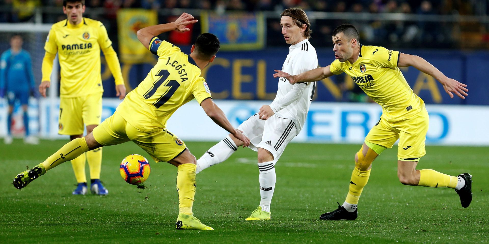 epa07260561 Villarreal's midfielder Javi Fuego (R) and defender Jaume Costa (L) vie for the ball against Real Madrid's Luka Modric (C) during the Spanish LaLiga match between Villarreal and Real Madrid at La Ceramica stadium in Vila-real, eastern Spain, 03 January 2019.  EPA/Miguel Angel Polo