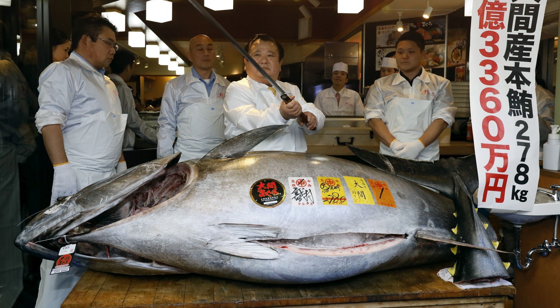 epa07262932 Kiyoshi Kimura (C), President of Japanese sushi chain Sushi-Zanmai, prepares to cut his 278 kilogram Bluefin tuna fish during the New Year 2019 first auction of the Toyosu Market at his head restaurant at Tsukiji in Tokyo, Japan, 05 January 2019. Kimura offered 333,600,000 Japanese yen, around 2.7 million euros, for the tuna on the Toyosu market, thus paying a new maximum price.  EPA/KIMIMASA MAYAMA