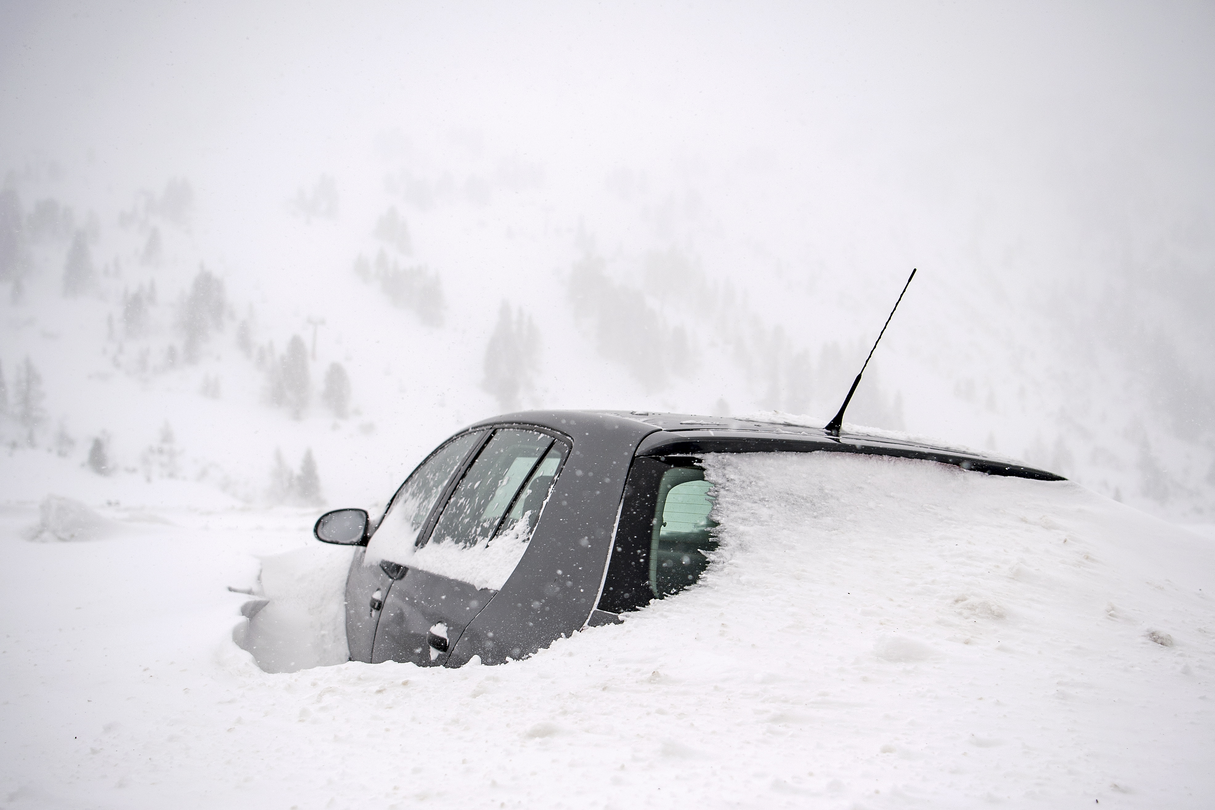 epa07263396 A snow-covered car is seen at a parking lot during heavy snowfall in Obertauern, Austria, 05 January 2019. Austria and southern Germany are expected to receive heavy snowfalls over the weekend. Weather forecasts warn that the snowstorm could cause roadblocks and increased avalanche danger in many parts of the affected region  EPA/CHRISTIAN BRUNA