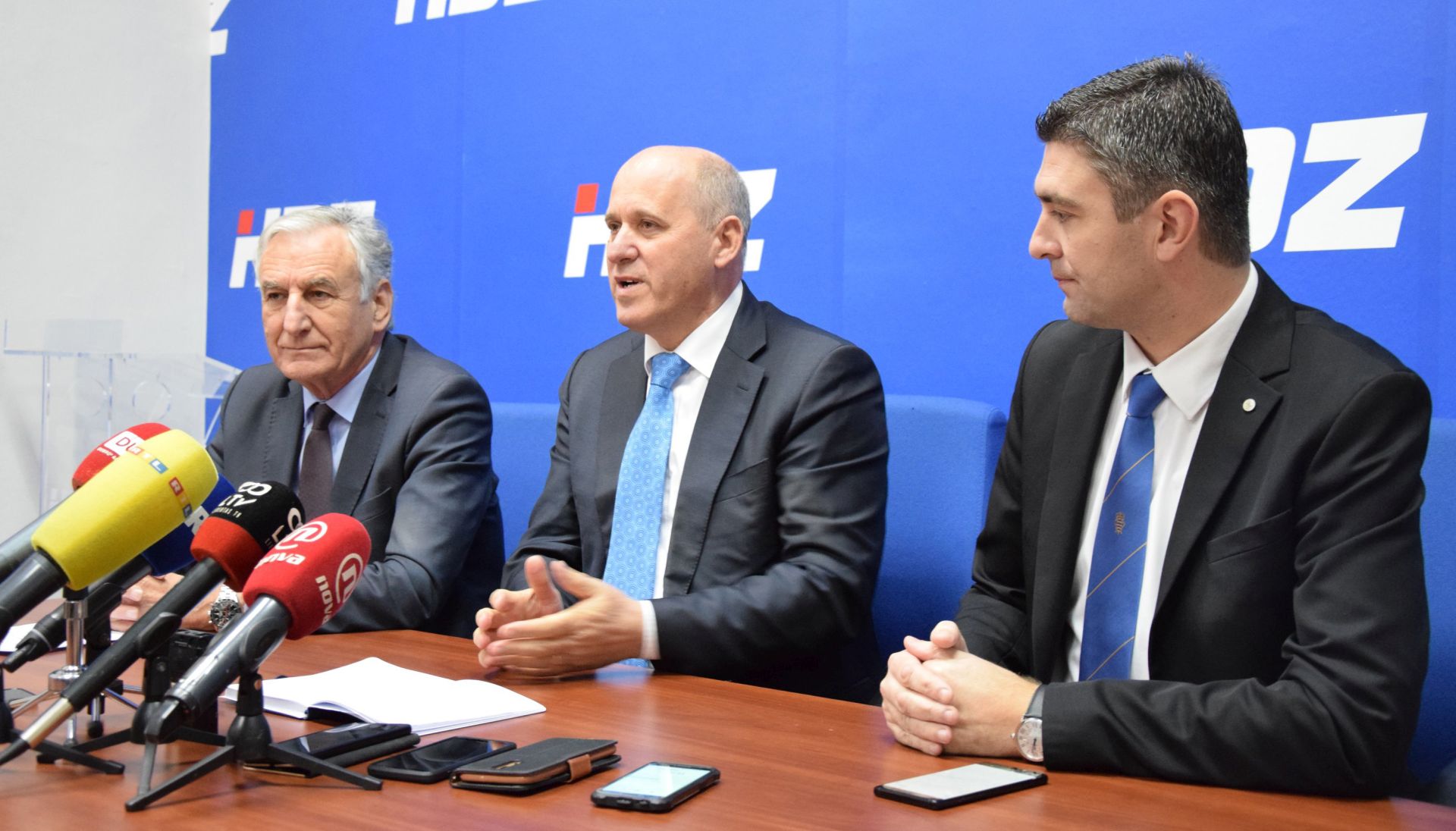 Dubrovnik, 08.01.2019. - Konferenciju za medije odrali su u utorak popodne u Dubrovnik predsjednik Kluba zastupnika Hrvatske demokratske zajednice u Hrvatskom saboru Branko Baèiæ, dubrovaèko-neretvanski upan Nikola Dobroslaviæ te dubrovaèki gradonaèelnik Mato Frankoviæ.
foto HINA/ Baldo MARUNÈIÆ/ ik