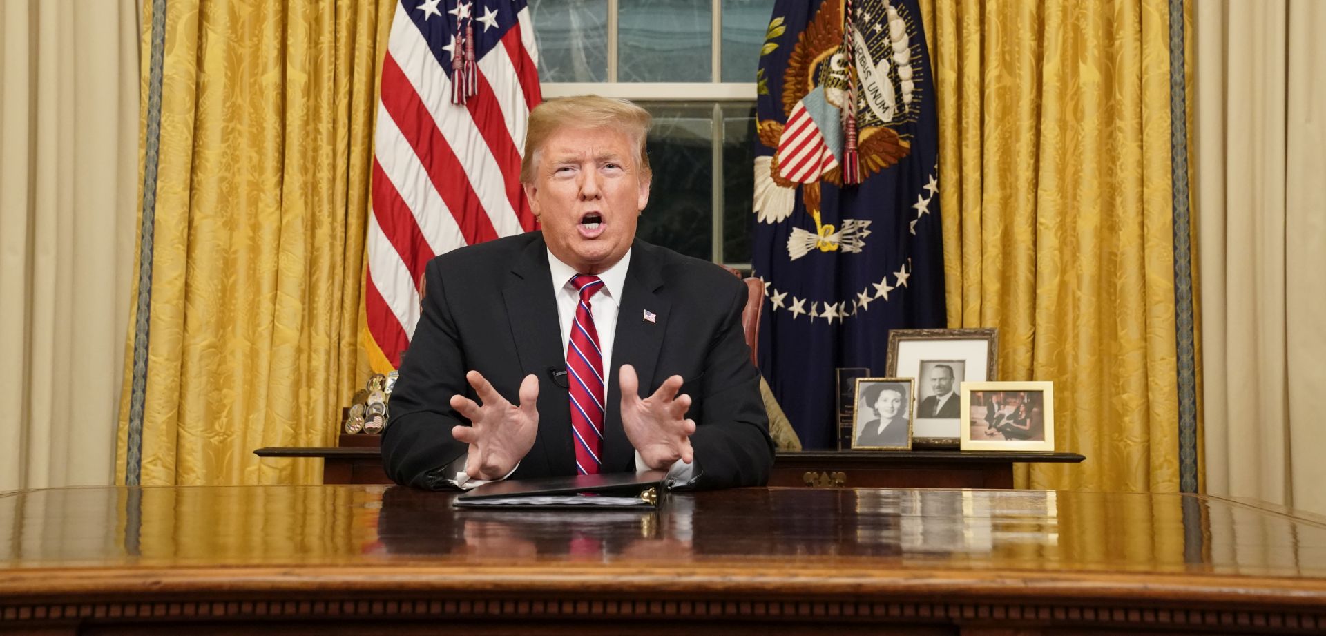 epa07270373 US President Donald J. Trump speaks to the nation in his first-prime address from the Oval Office of the White House in Washington, DC, USA, 08 January 2019. A partial shutdown of the federal government has gone on for 17 days following the president's demand for 5.7 billion US dollars for a border wall while Democrats have refused.  EPA/CARLOS BARRIA / POOL